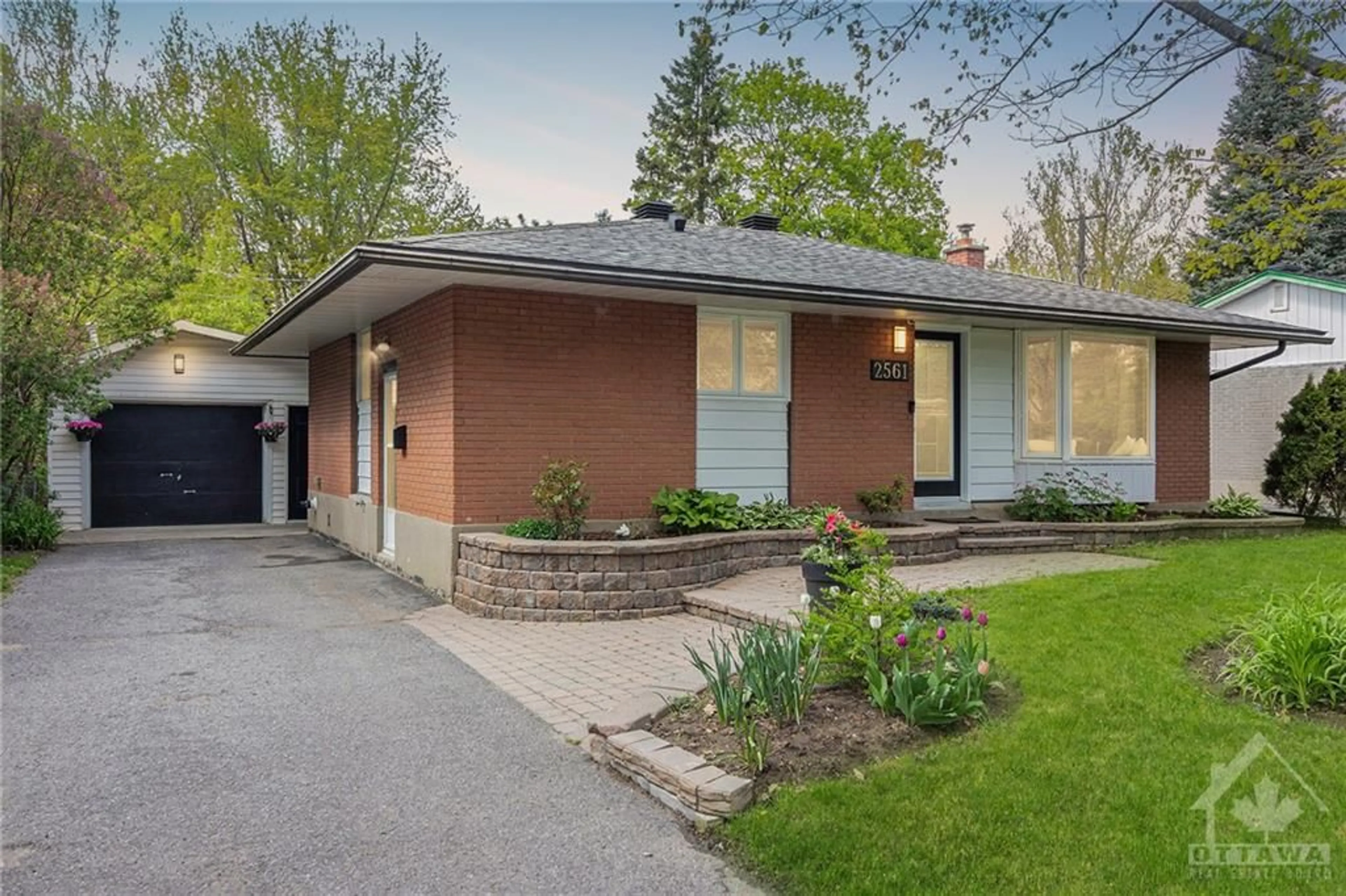 Frontside or backside of a home for 2561 HANLON Ave, Ottawa Ontario K2B 7X2