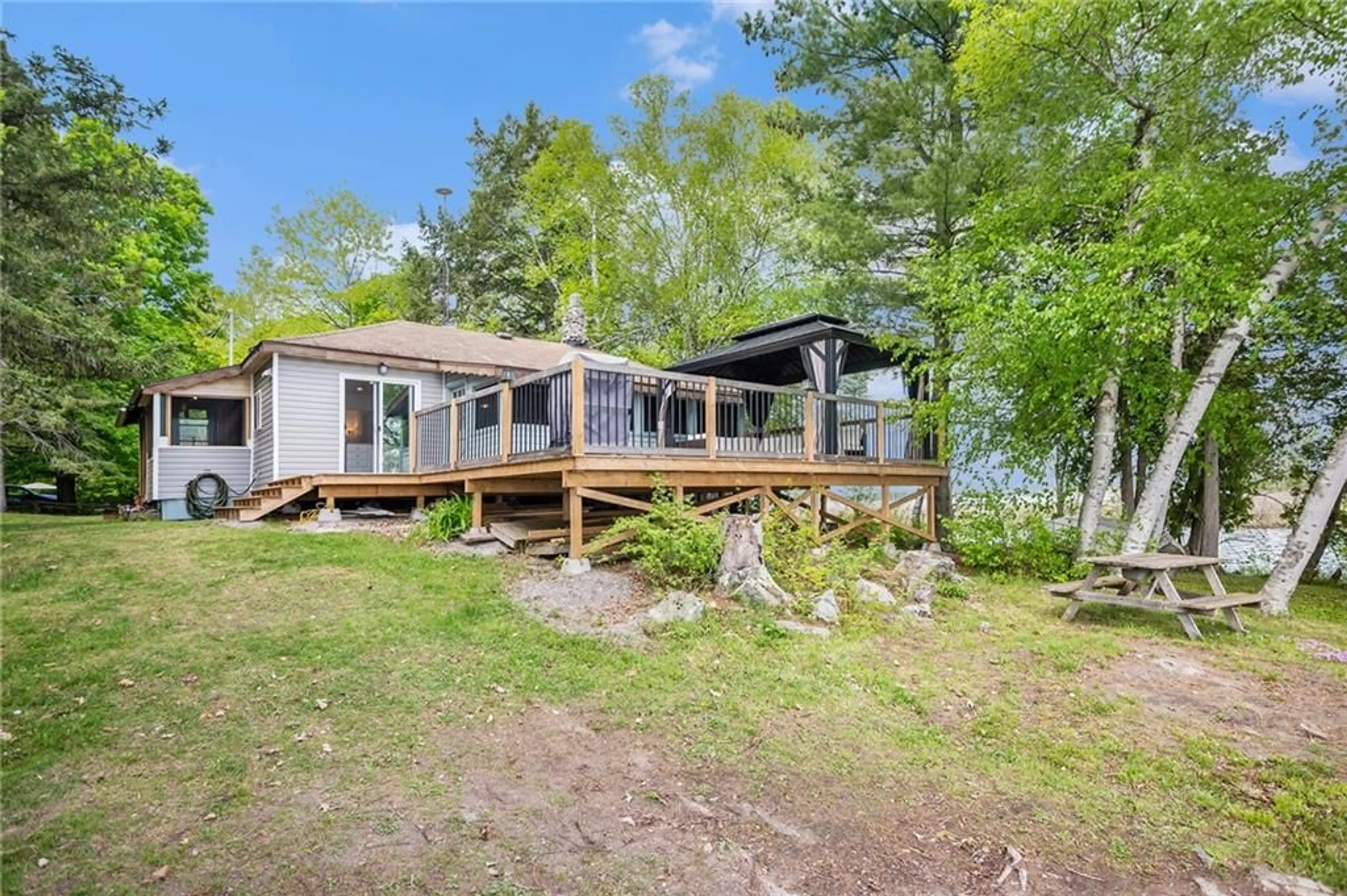 Cottage for 6 R2 Rd, Lombardy Ontario K0G 1L0