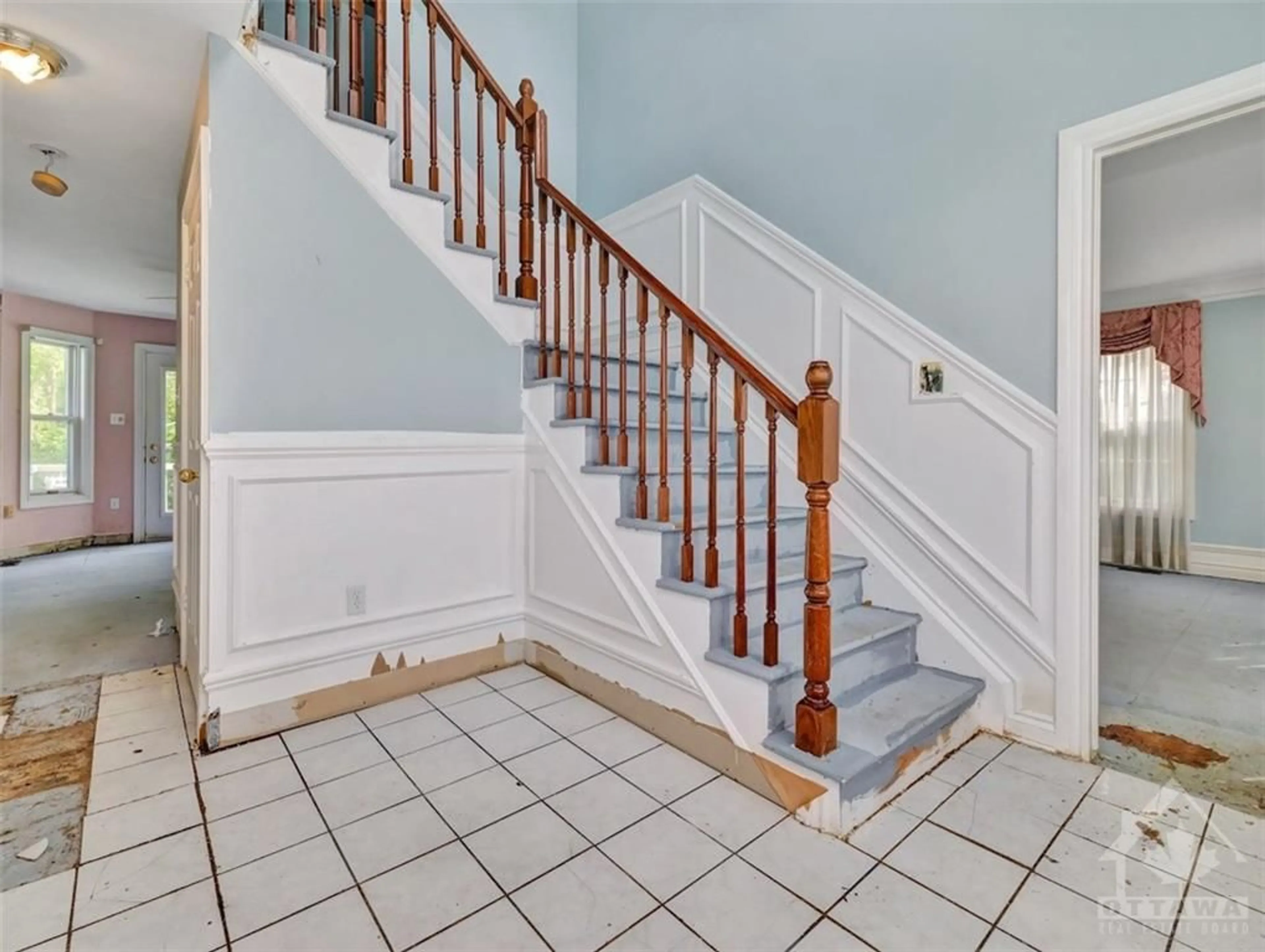 Indoor foyer for 45 MAIN St, Oxford Station Ontario K0G 1T0