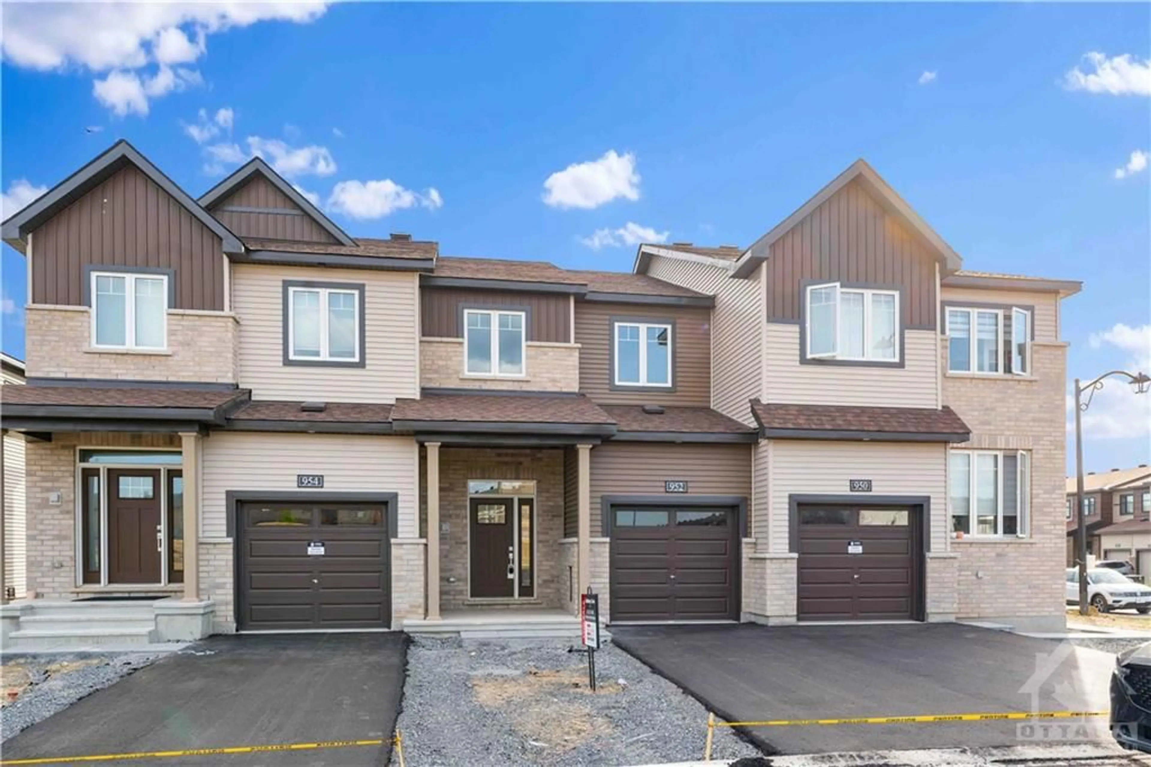 Frontside or backside of a home for 952 ATHENRY Crt, Ottawa Ontario K2J 7E1