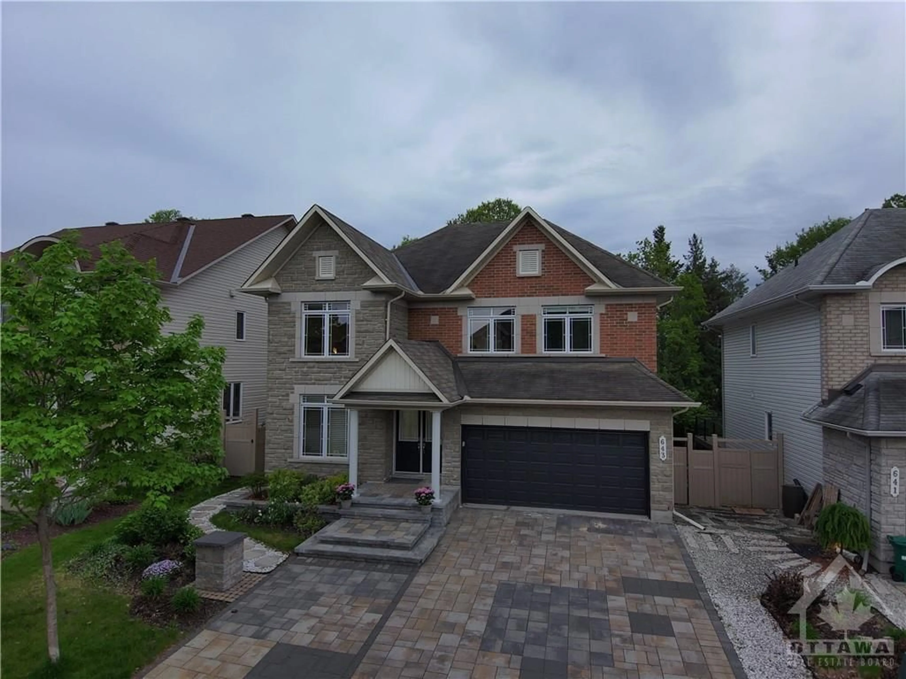 Frontside or backside of a home for 643 NEW LISKEARD Cres, Ottawa Ontario K2J 0N3