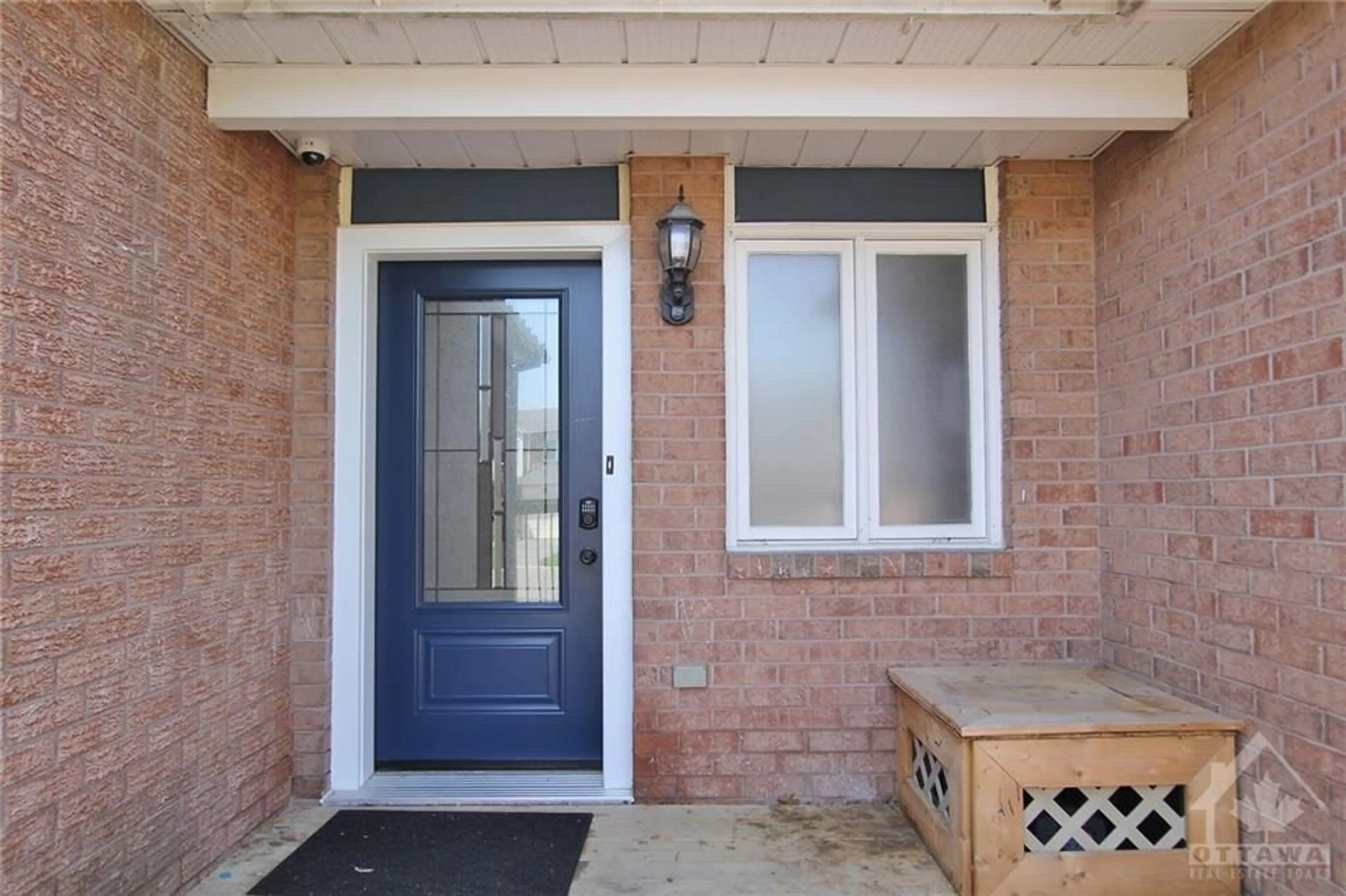 Indoor entryway for 84 INVERARY Dr, Ottawa Ontario K2K 2S1