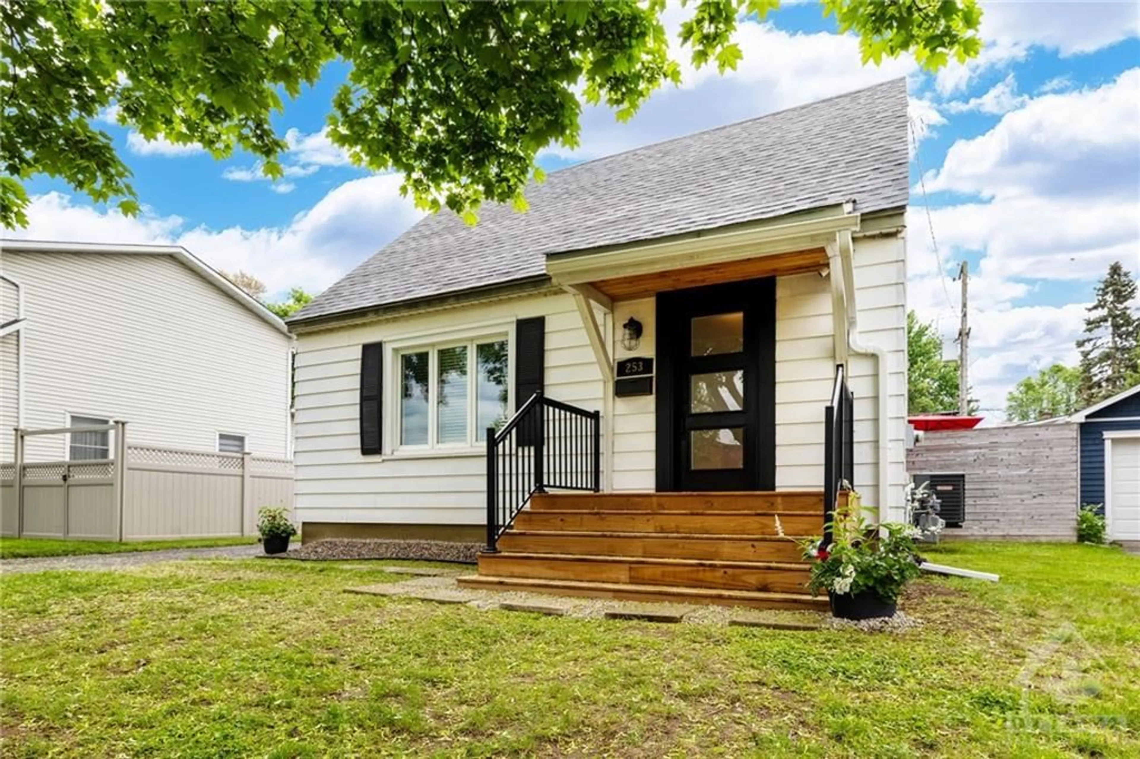 Frontside or backside of a home for 253 ANNA Ave, Ottawa Ontario K1Z 7V4