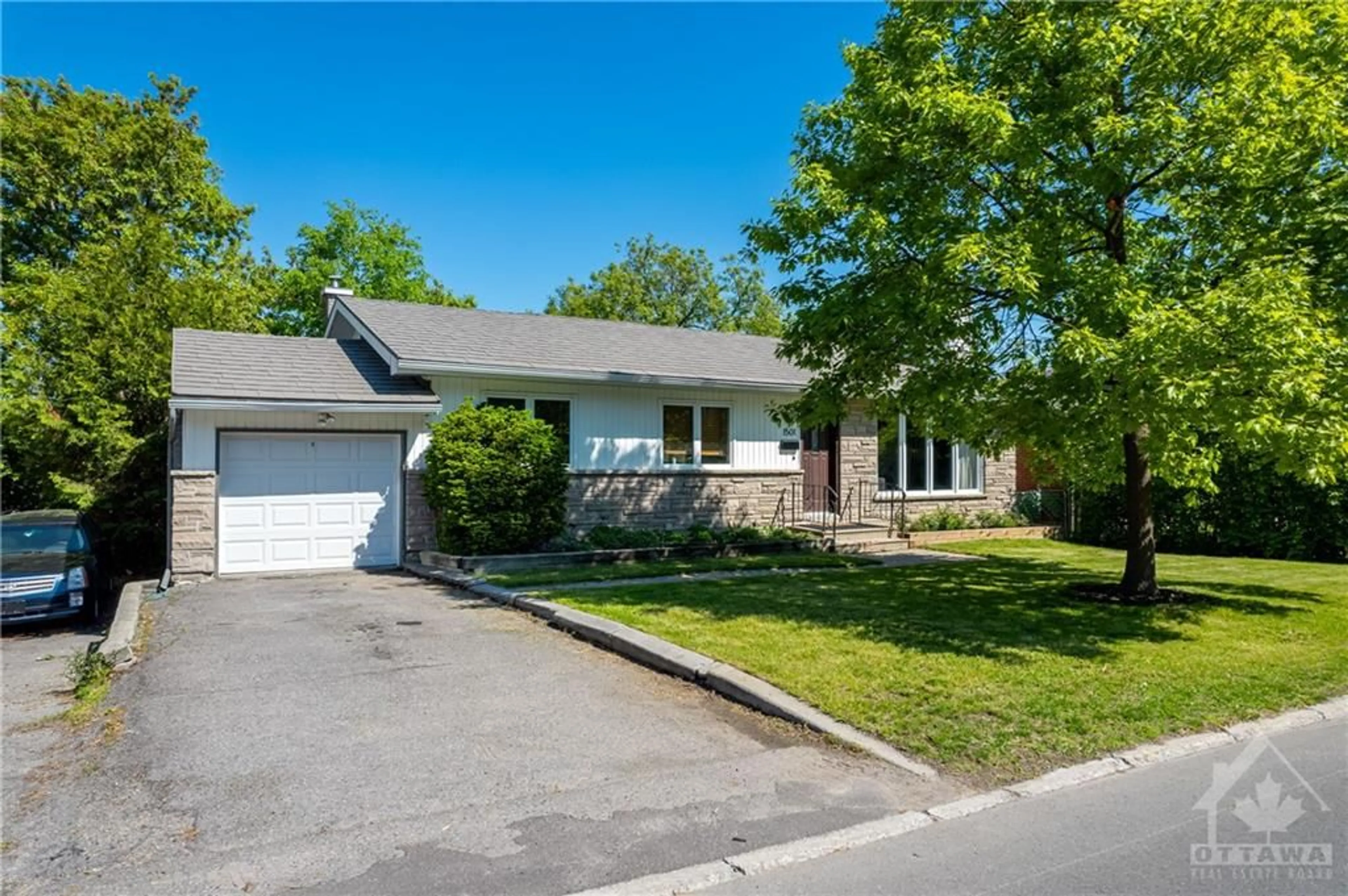 Frontside or backside of a home for 1501 EDGECLIFFE Ave, Ottawa Ontario K1Z 8G2