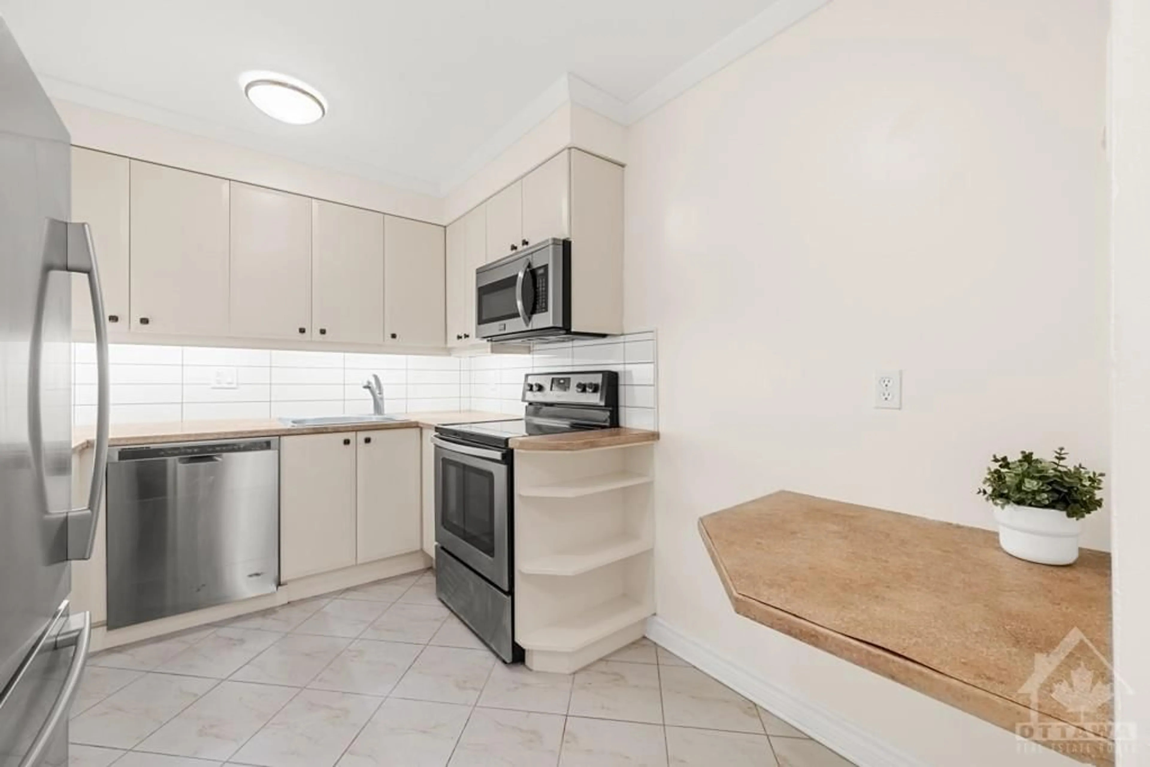 Standard kitchen for 40 LANDRY St #808, Ottawa Ontario K1L 8K4