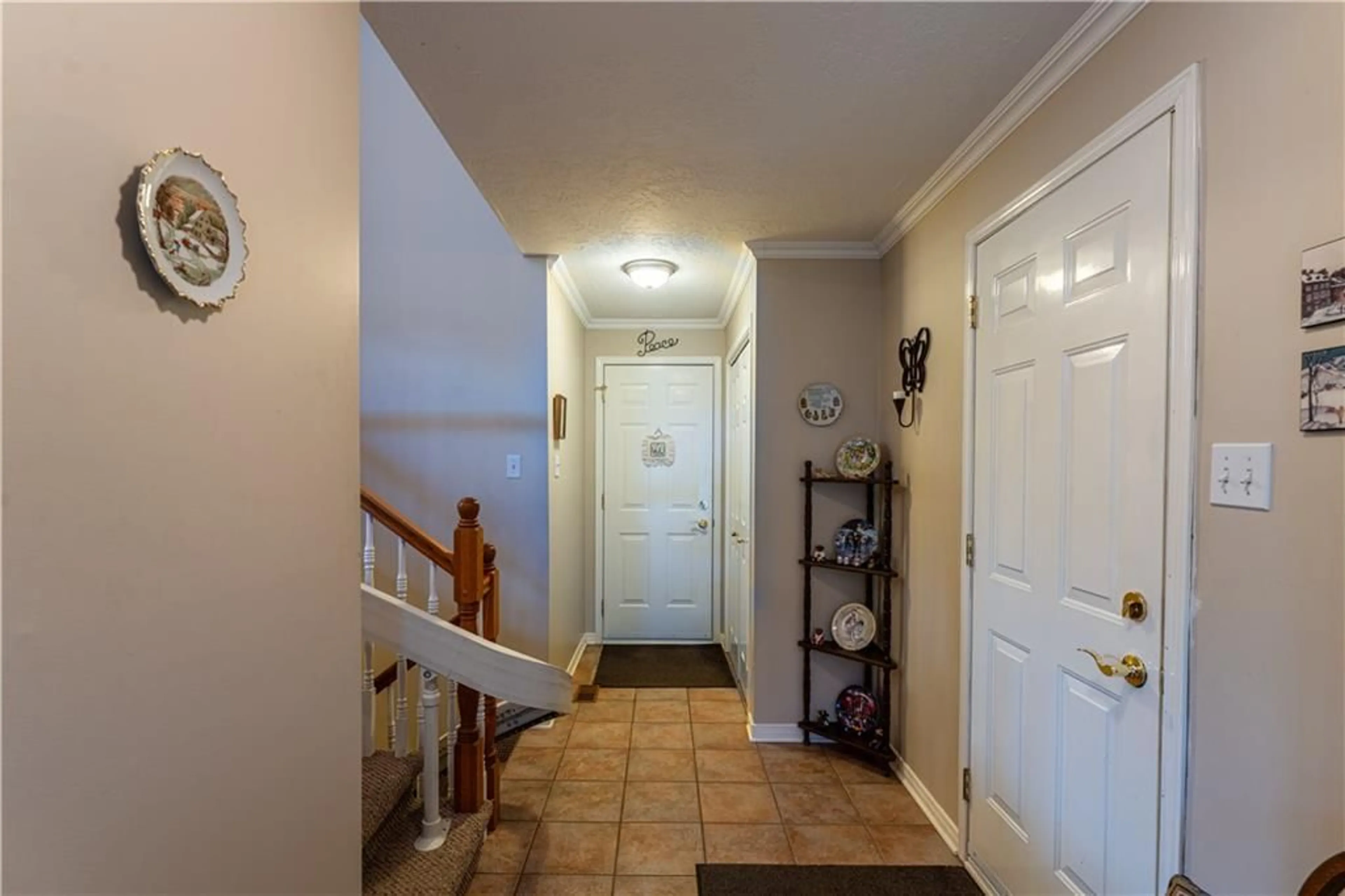 Indoor entryway for 10 CYPRESS Lane, Ingleside Ontario K0C 1M0