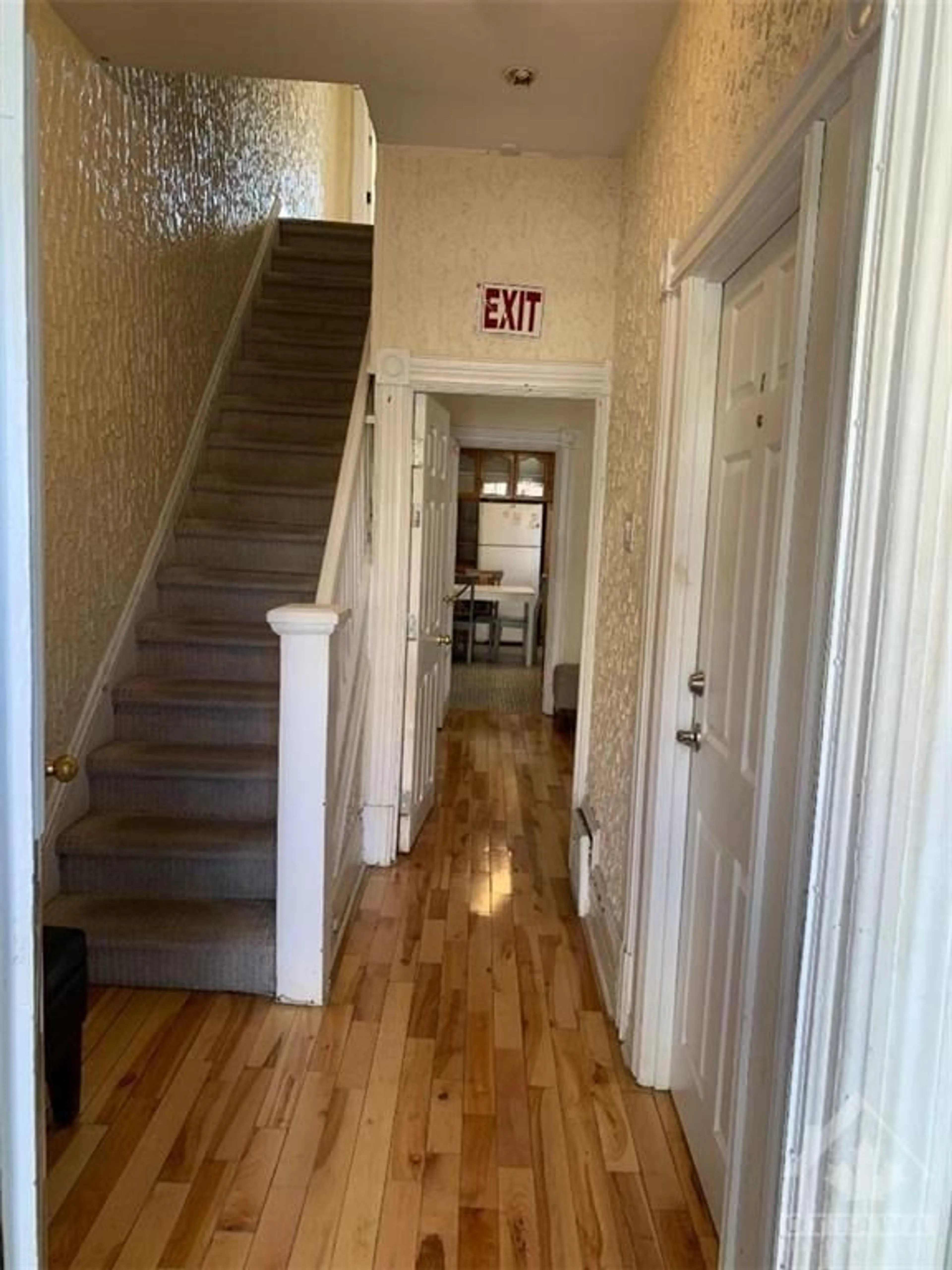 Indoor foyer, wood floors for 50 PRESTON St, Ottawa Ontario K1R 7N7