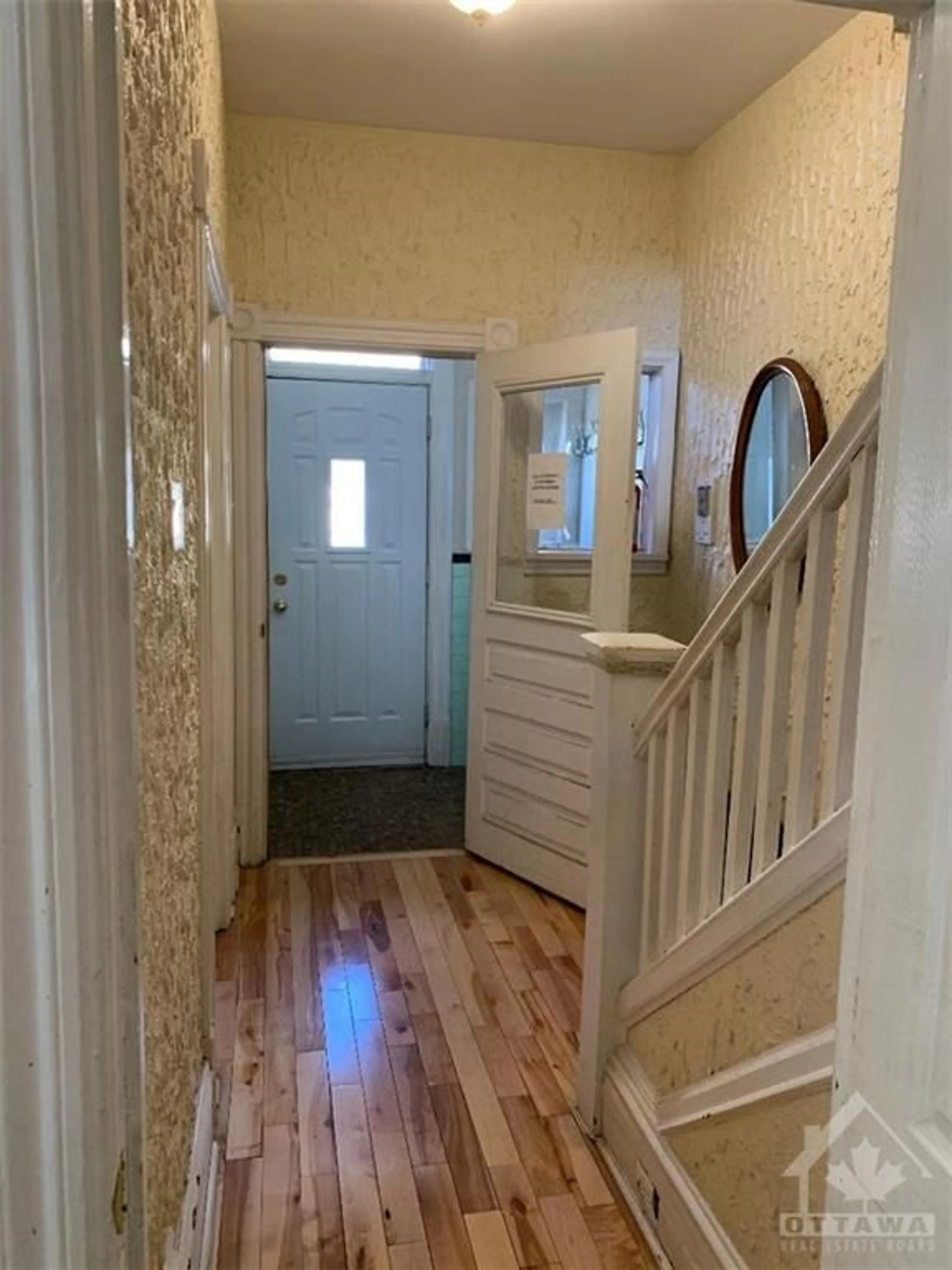 Indoor entryway, wood floors for 50 PRESTON St, Ottawa Ontario K1R 7N7