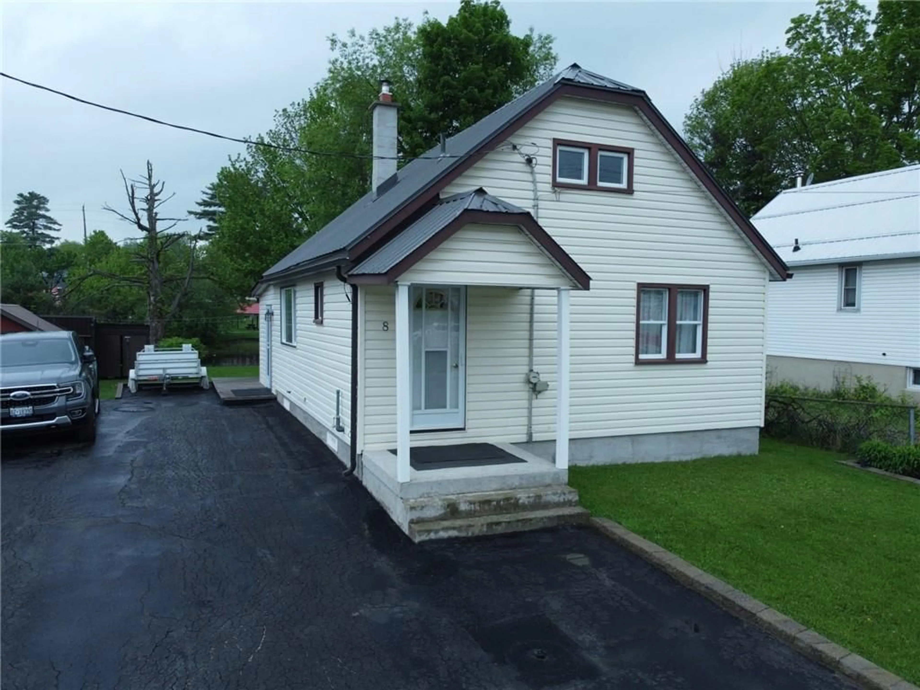 Frontside or backside of a home for 8 ALICE St, Bancroft Ontario K0L 1C0