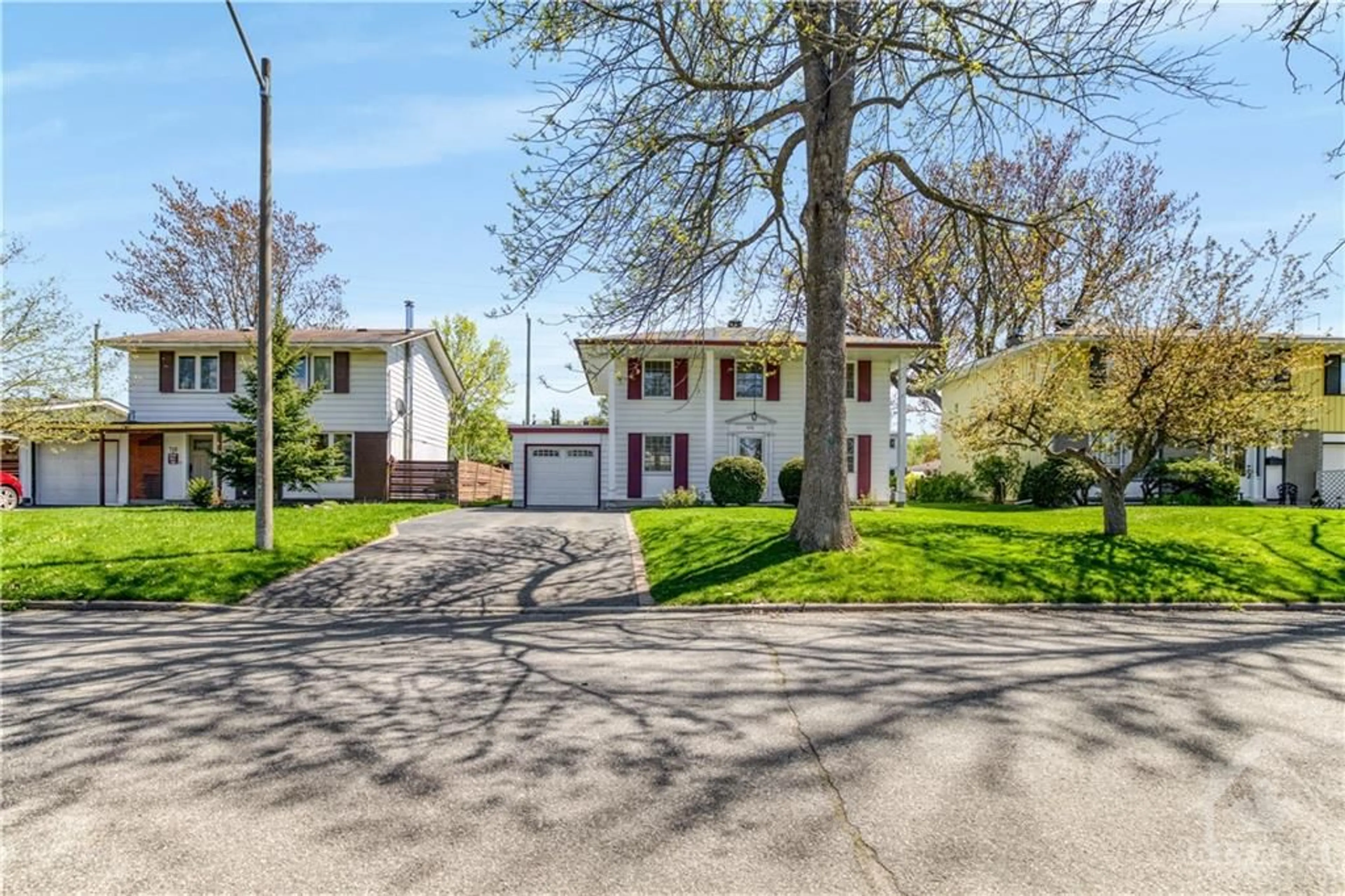 Street view for 714 BUXTON Cres, Ottawa Ontario K1V 7H8