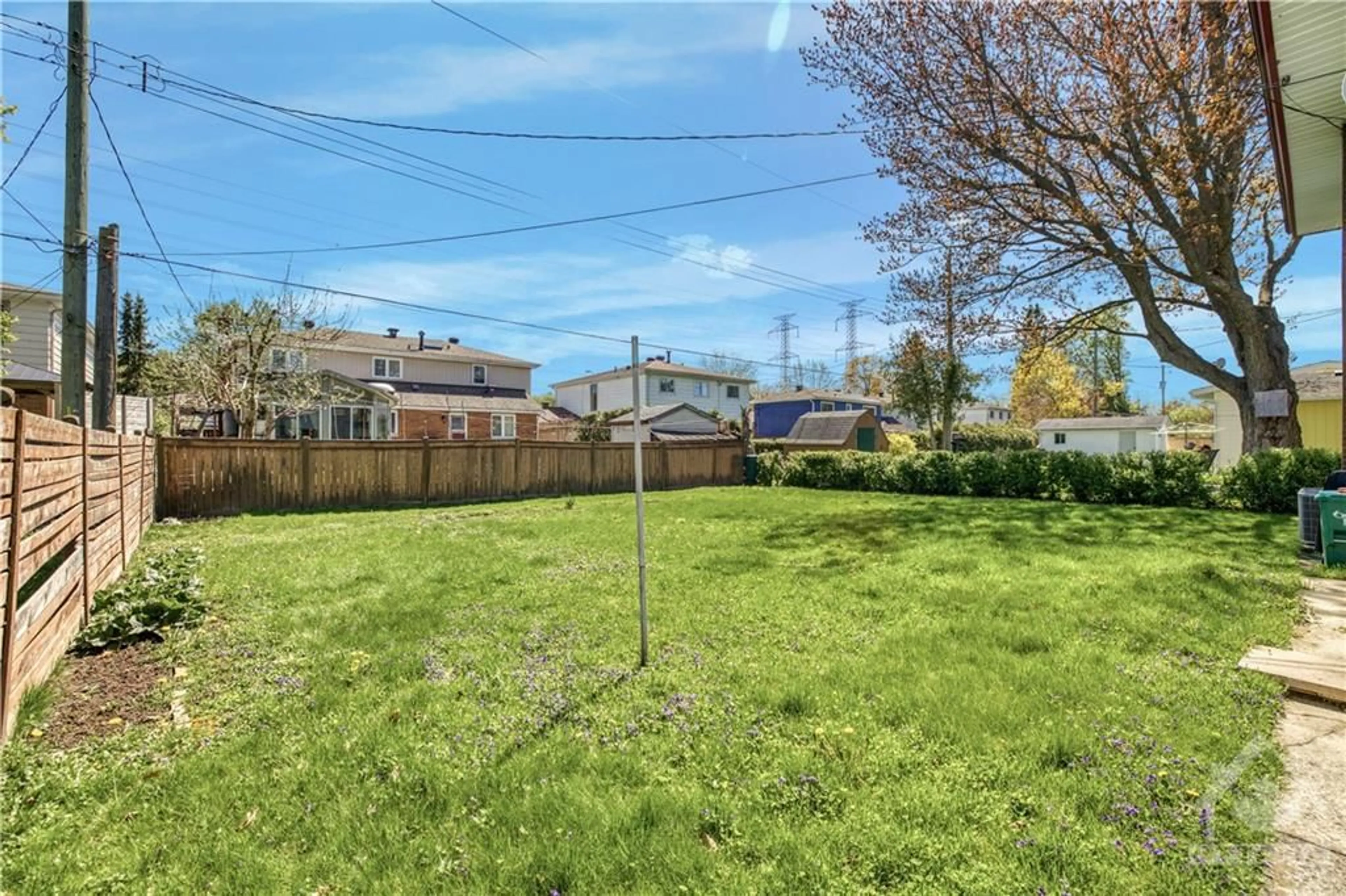 Fenced yard for 714 BUXTON Cres, Ottawa Ontario K1V 7H8