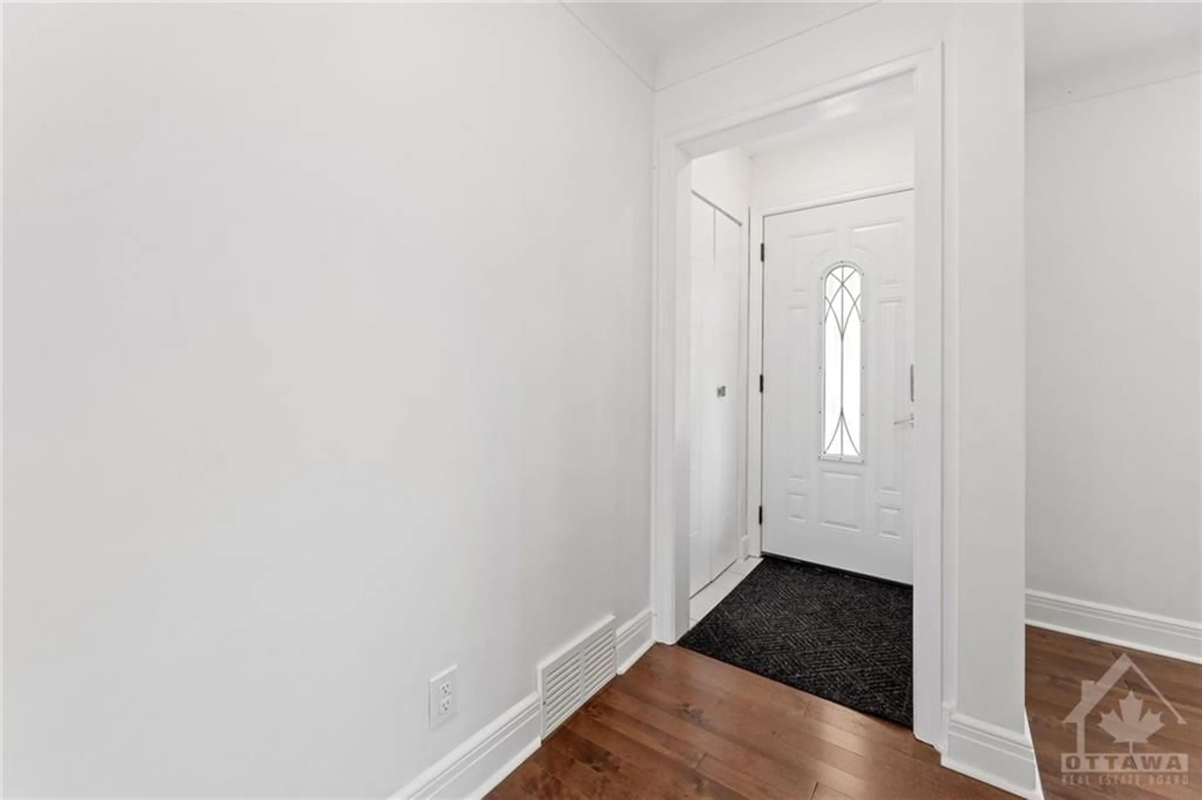 Indoor entryway for 1632 DRAKE Ave, Ottawa Ontario K1G 0L8