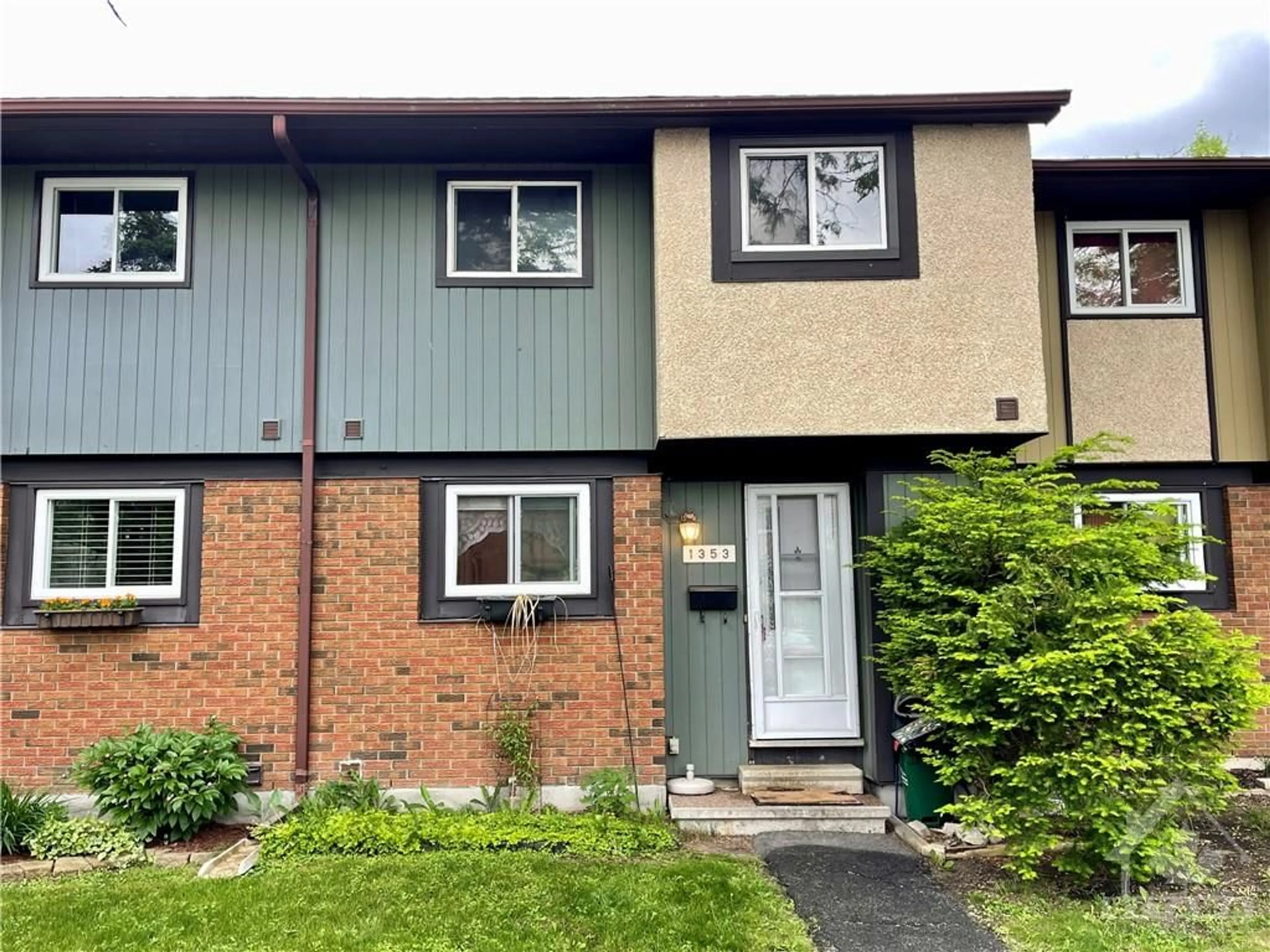 A pic from exterior of the house or condo for 1353 BAKKER Crt #89, Ottawa Ontario K1C 2K5
