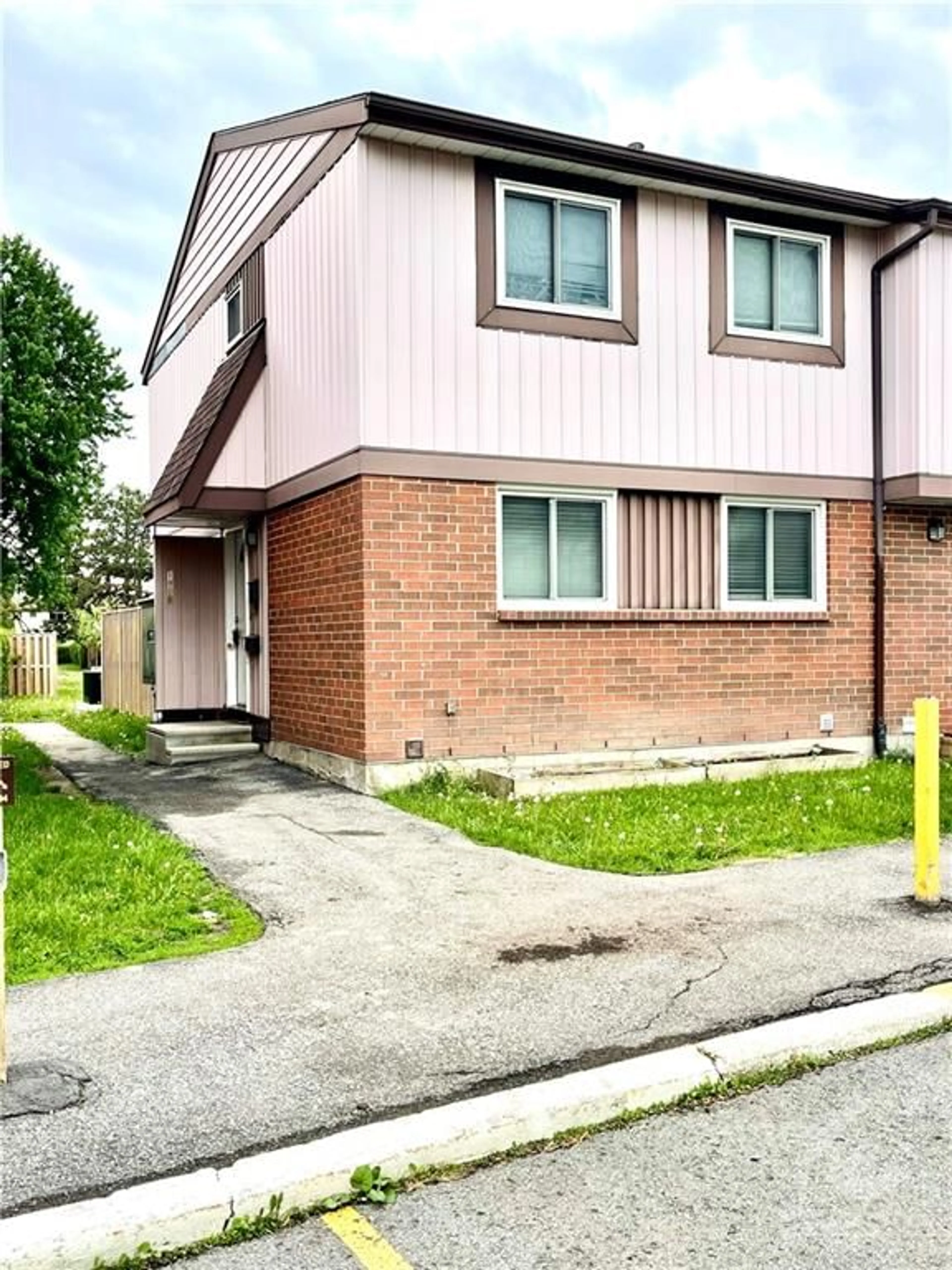 A pic from exterior of the house or condo for 1906 BELMORE Lane #8, Ottawa Ontario K1B 4Z8