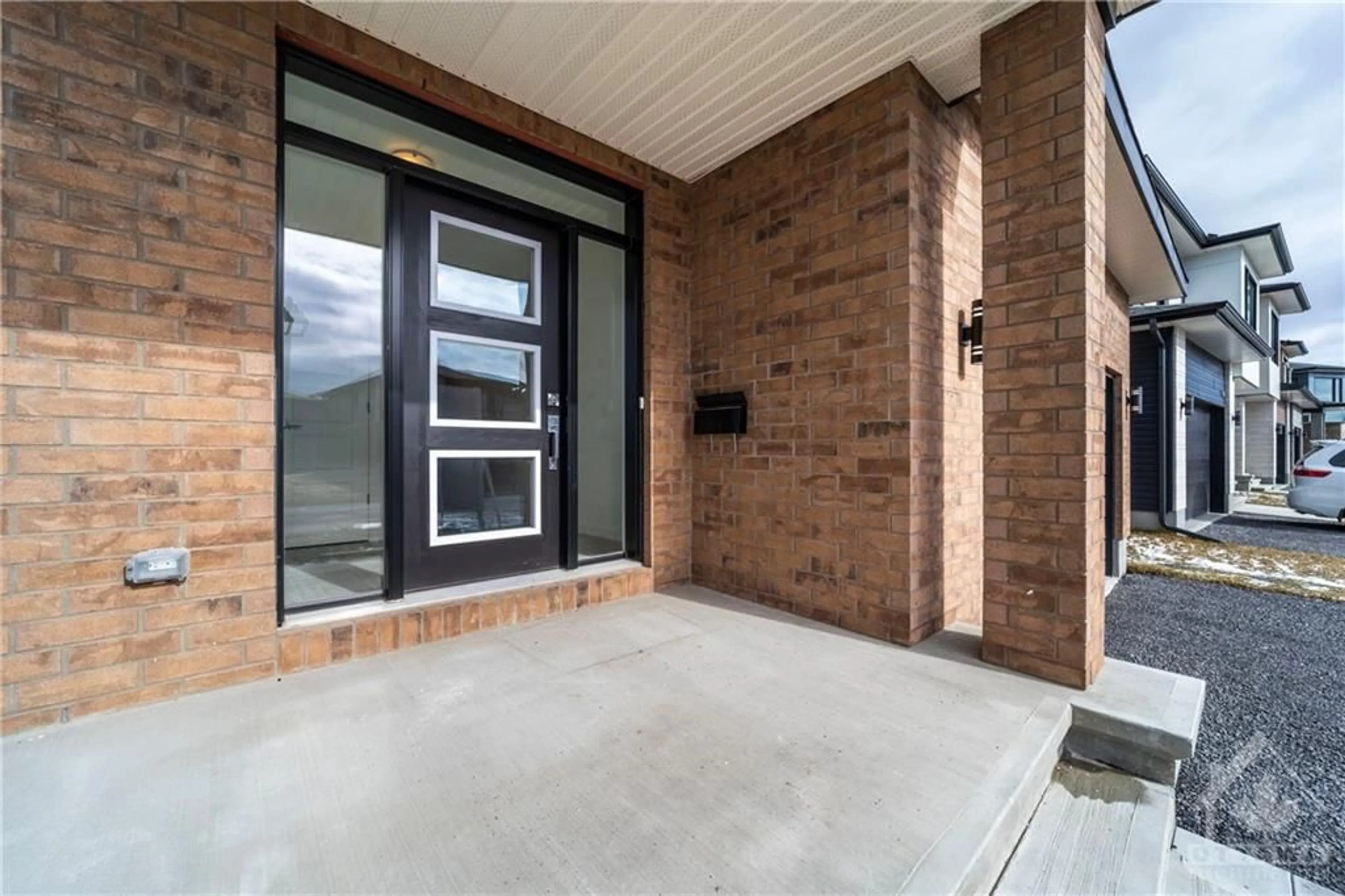 Indoor entryway for 1192 DIAMOND St, Rockland Ontario K4K 0M5