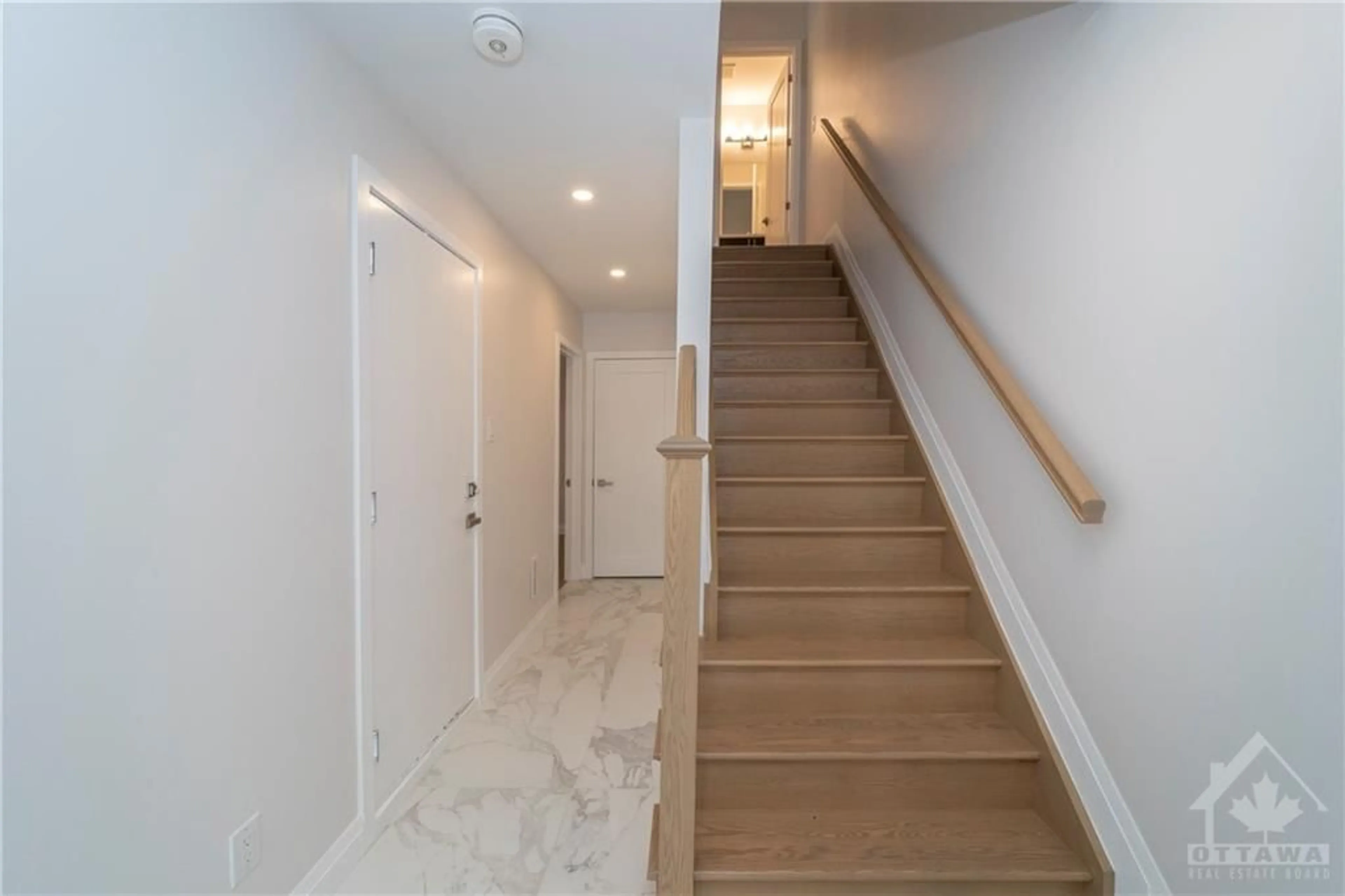 Indoor foyer, wood floors for 810 STAR Pvt, Ottawa Ontario K2L 1W2