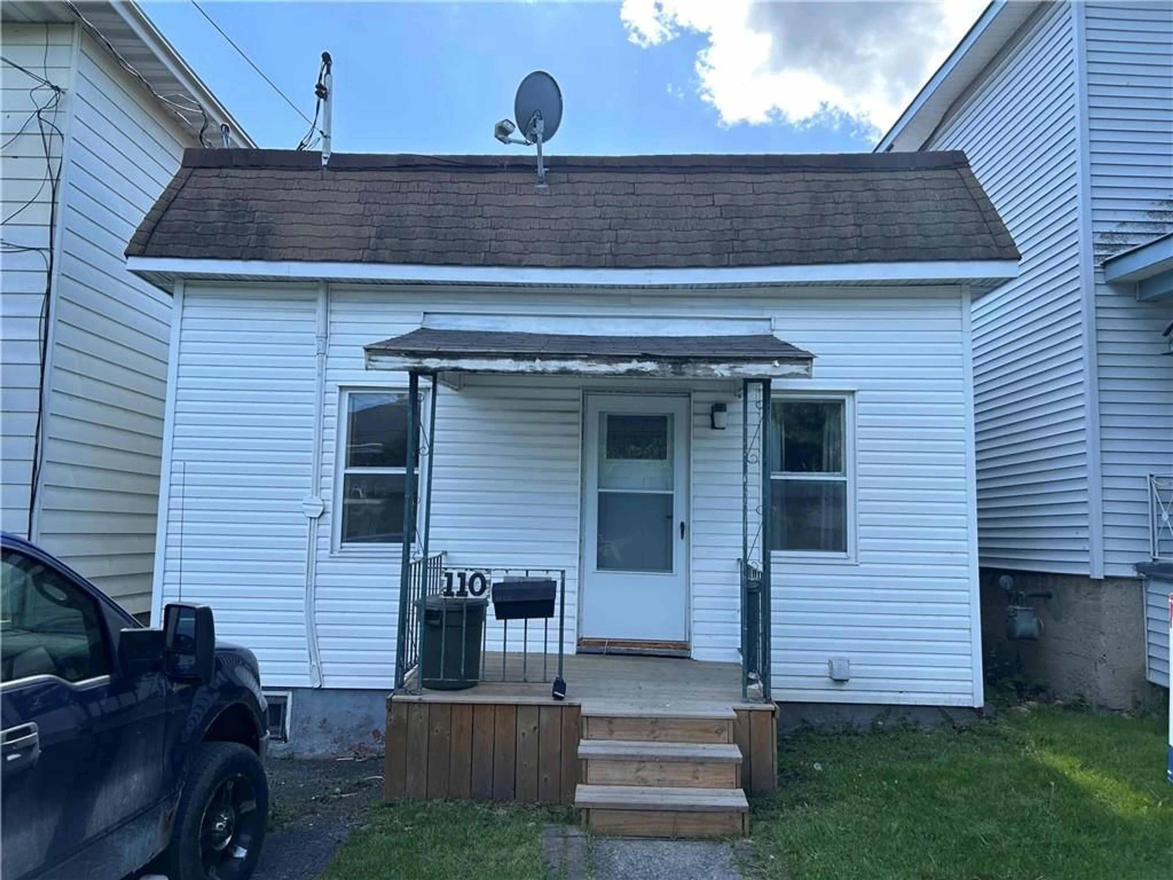 Frontside or backside of a home for 110 CARLETON St, Cornwall Ontario K6H 4X2