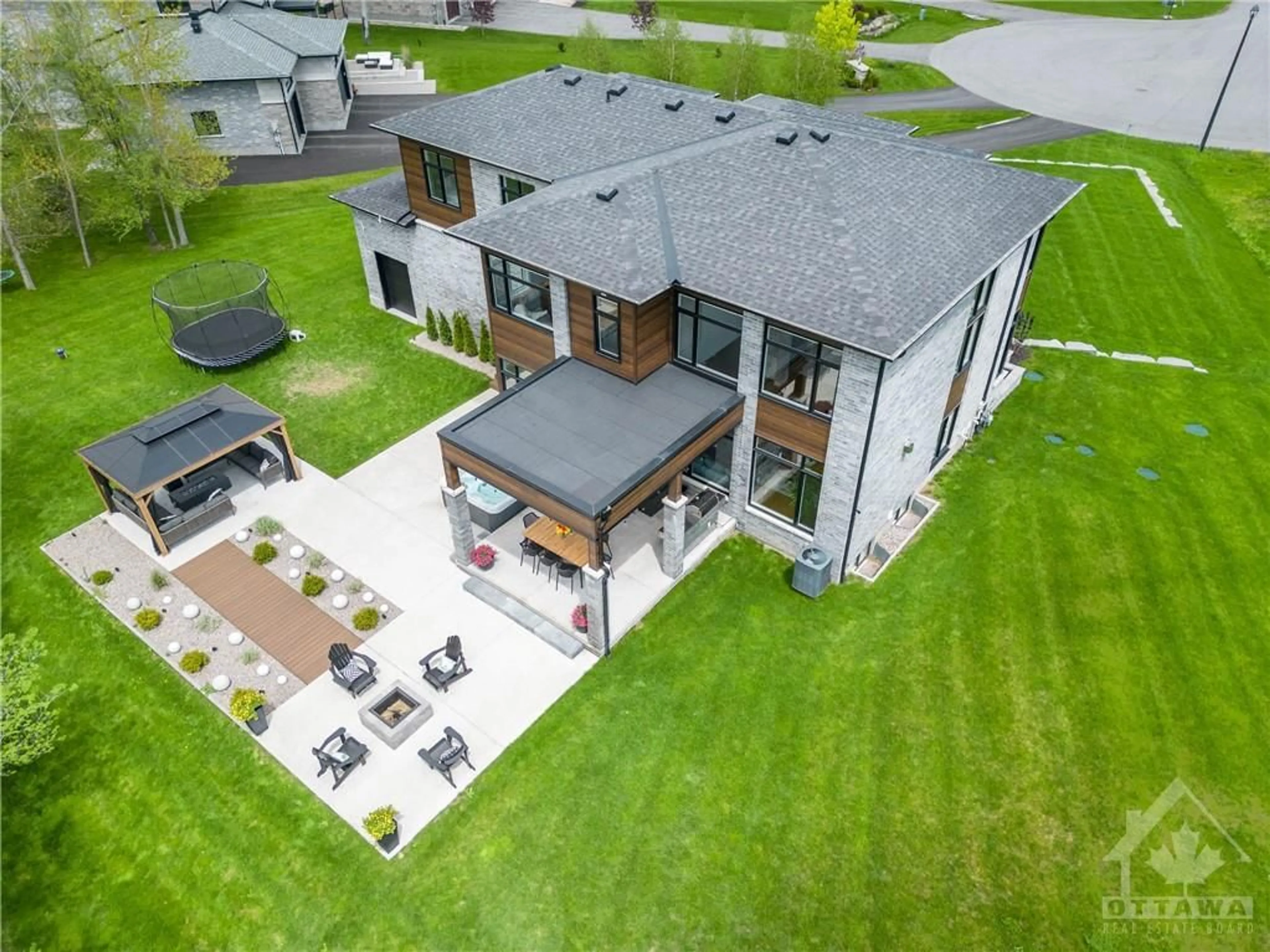 Frontside or backside of a home, cottage for 536 LEIMERK Crt, Manotick Ontario K4M 0B2