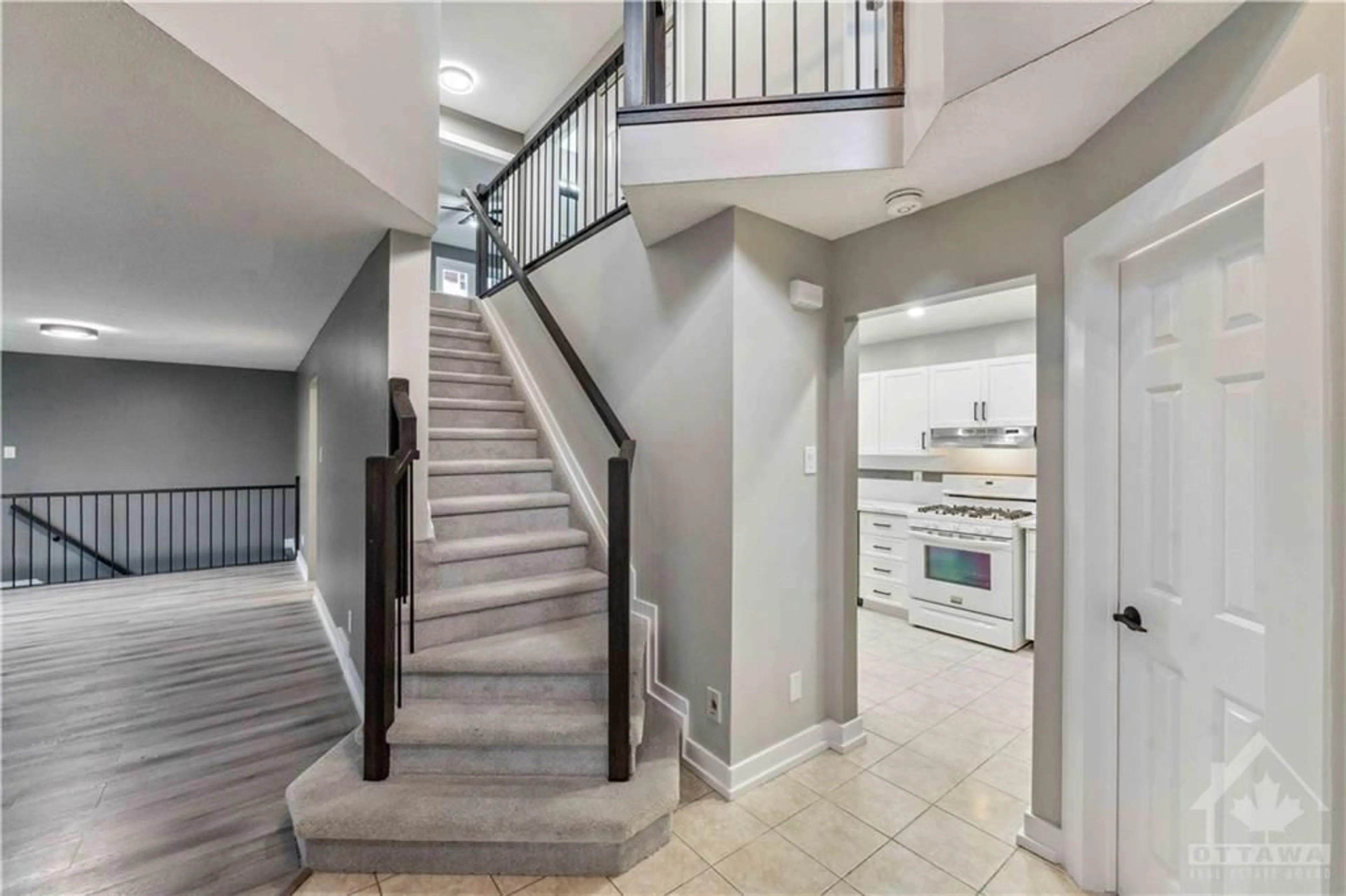 Indoor foyer for 1552 MAXIME St, Ottawa Ontario K1B 3L1