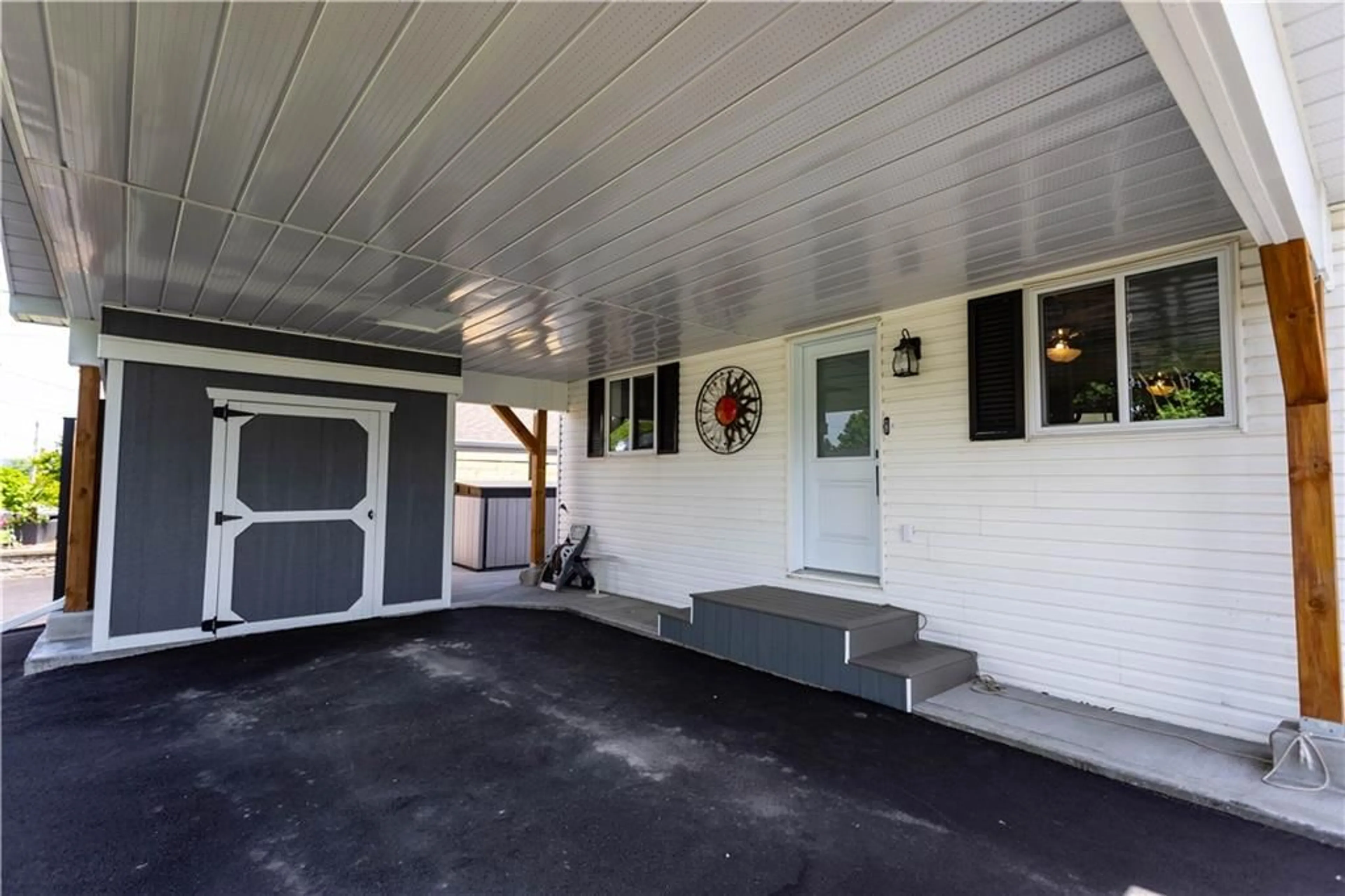 Indoor garage for 1463-1465 ABERDEEN St, Hawkesbury Ontario K6A 1L2