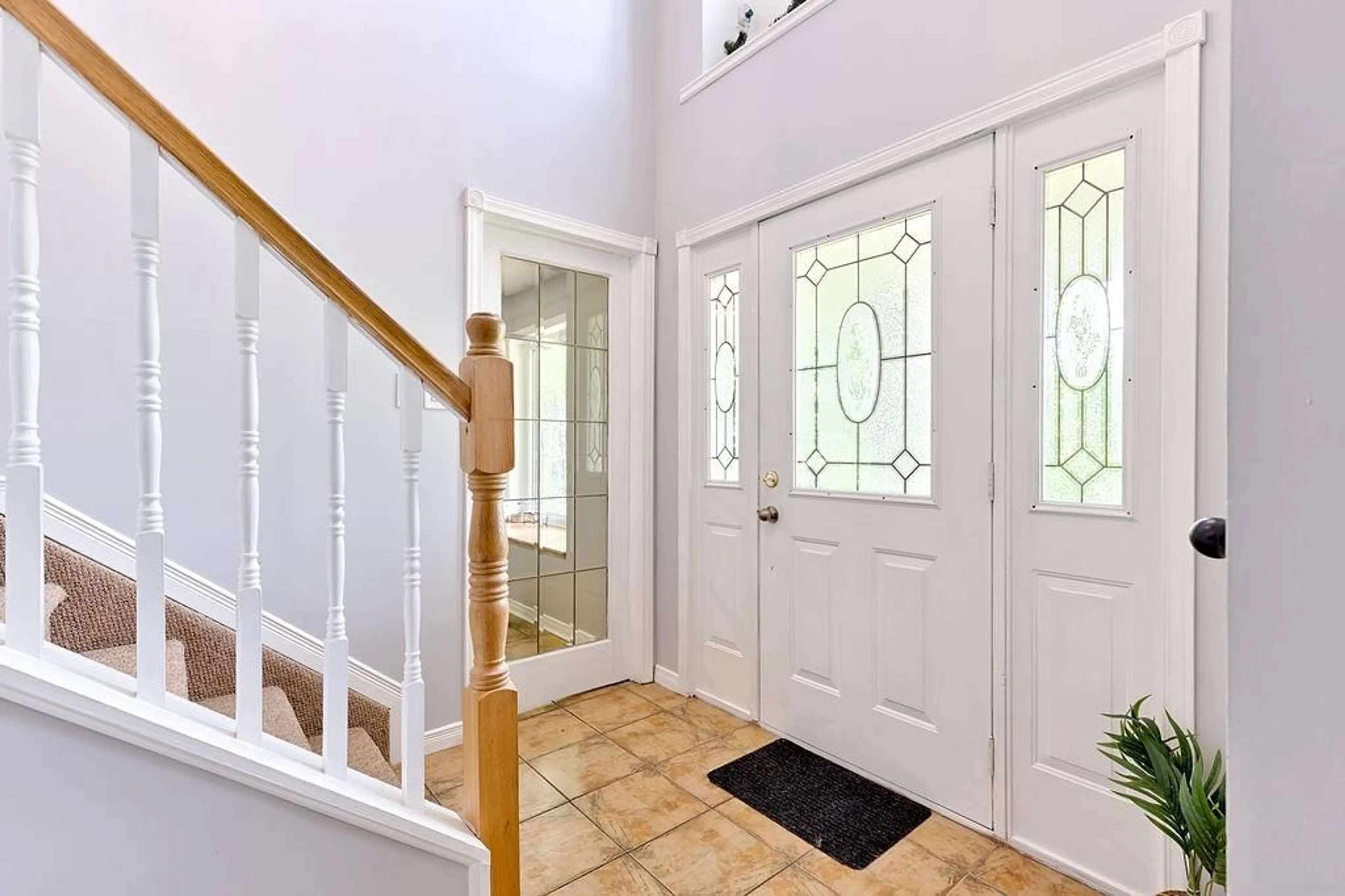 Indoor foyer for 1617 FOREST LEA Rd, Pembroke Ontario K8A 6W6