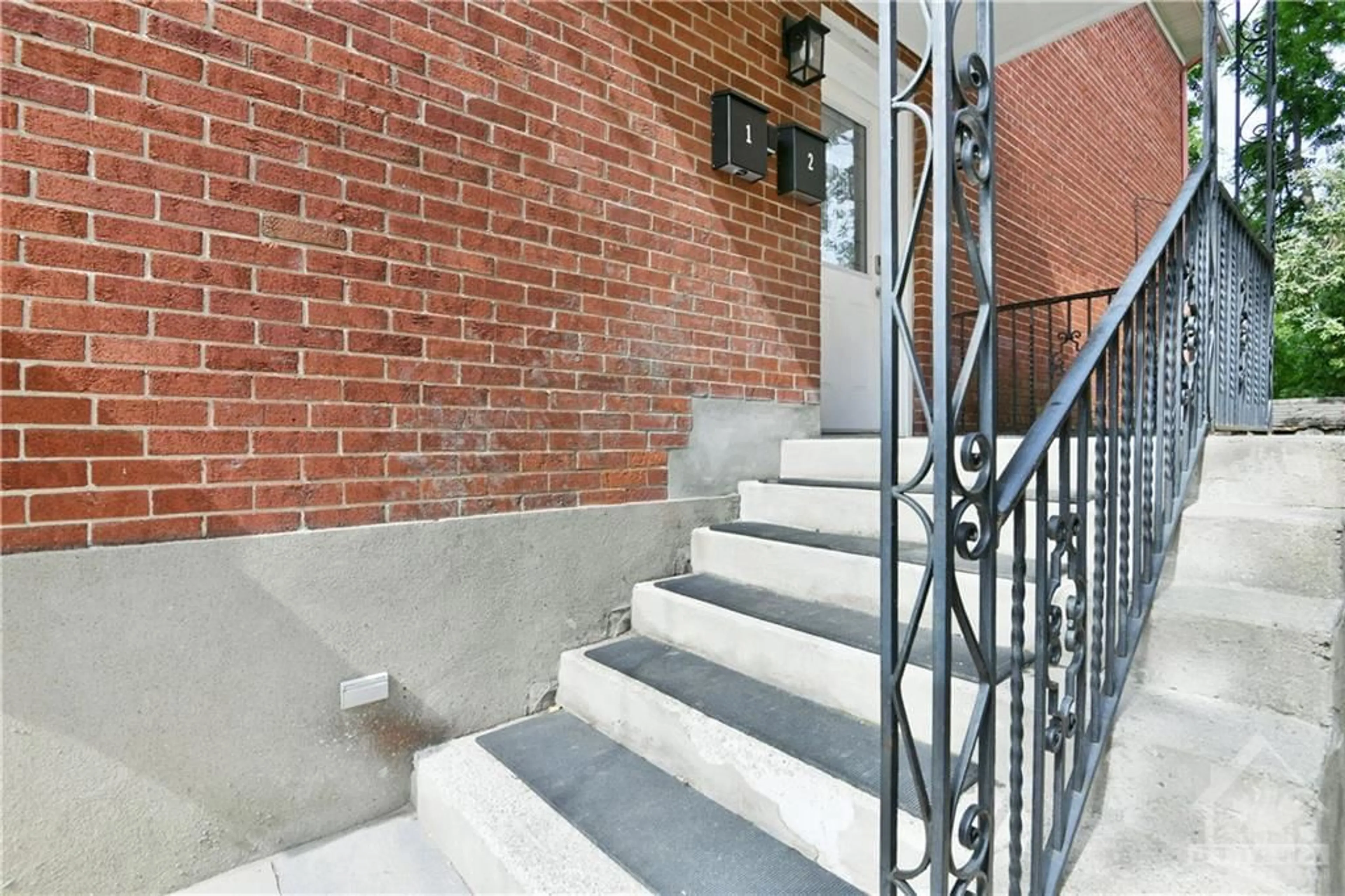 Stairs for 391 GREENWOOD Ave, Ottawa Ontario K2A 0X4