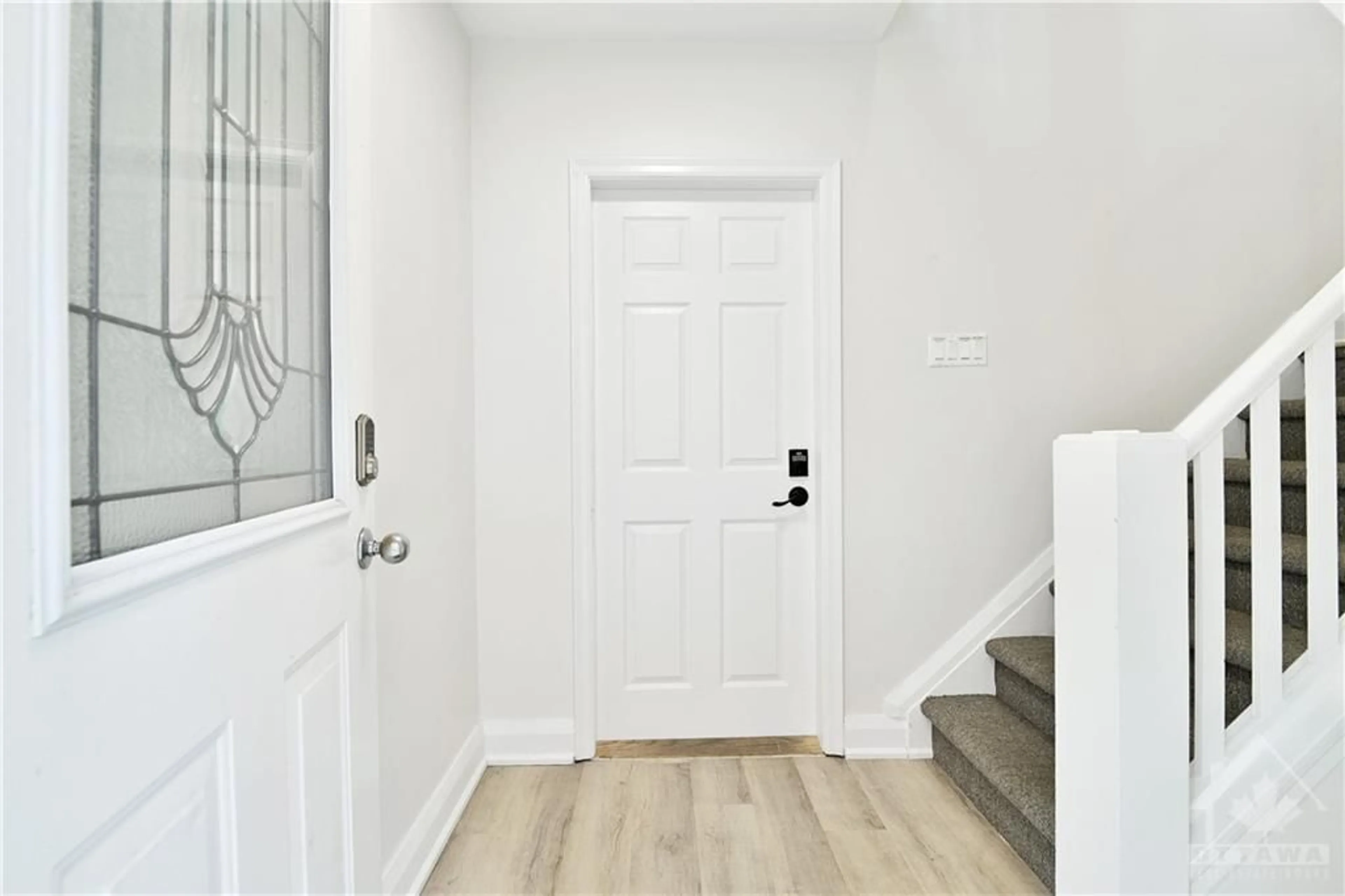 Indoor entryway, wood floors for 391 GREENWOOD Ave, Ottawa Ontario K2A 0X4