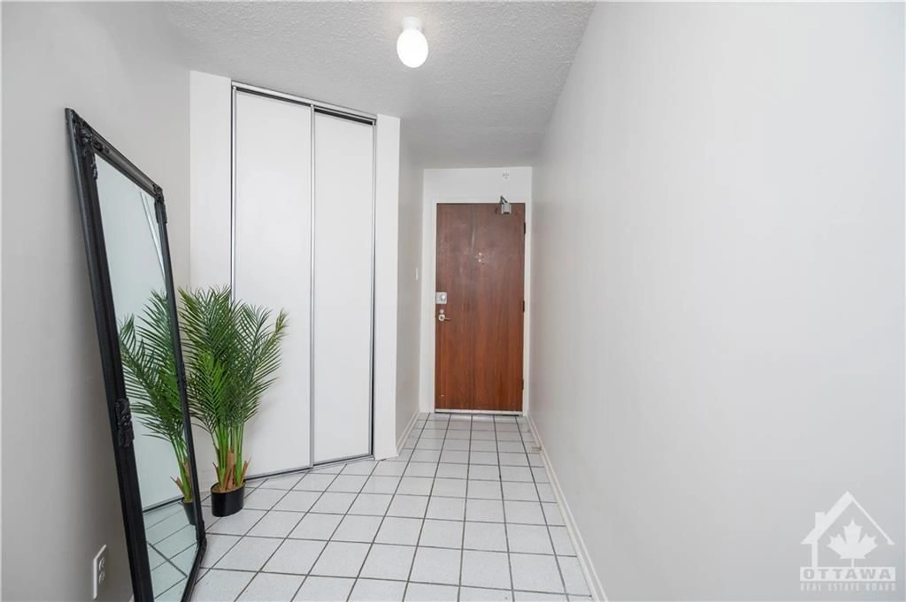 Indoor foyer for 900 DYNES Rd #2109, Ottawa Ontario K2C 3L6