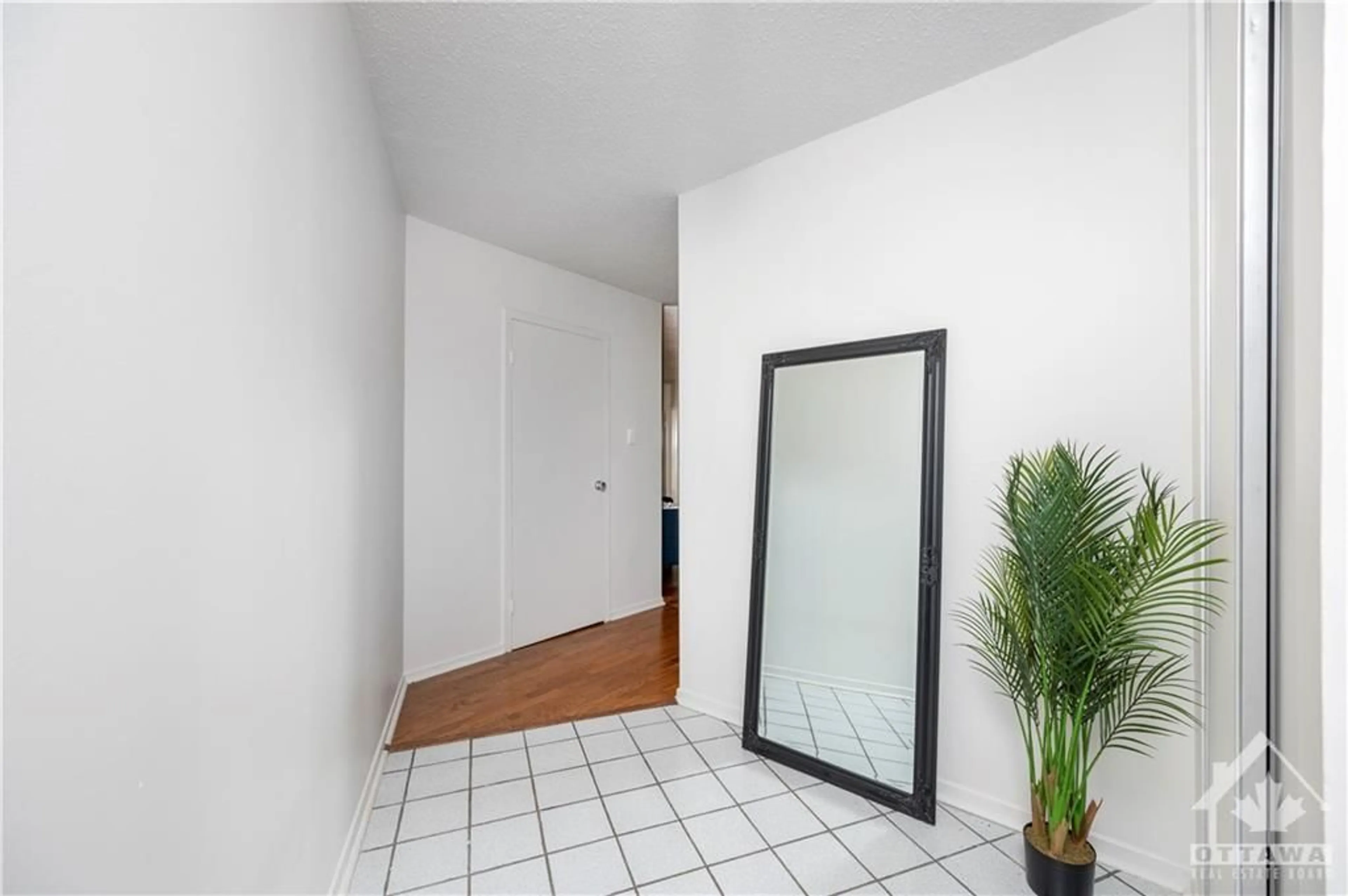 Indoor entryway, unknown floor for 900 DYNES Rd #2109, Ottawa Ontario K2C 3L6