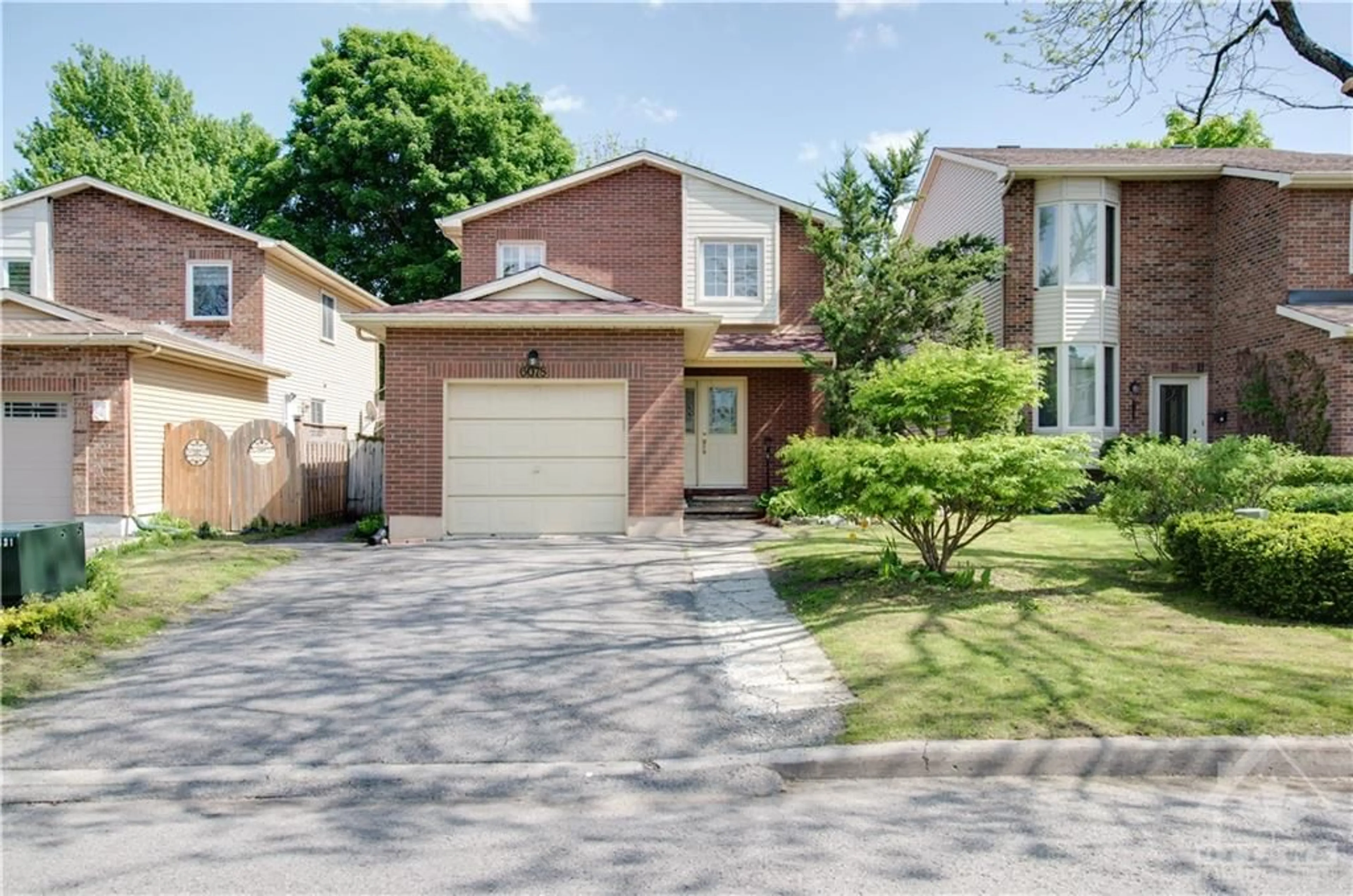 Frontside or backside of a home for 6078 RIVERCREST Dr, Ottawa Ontario K1C 5R2