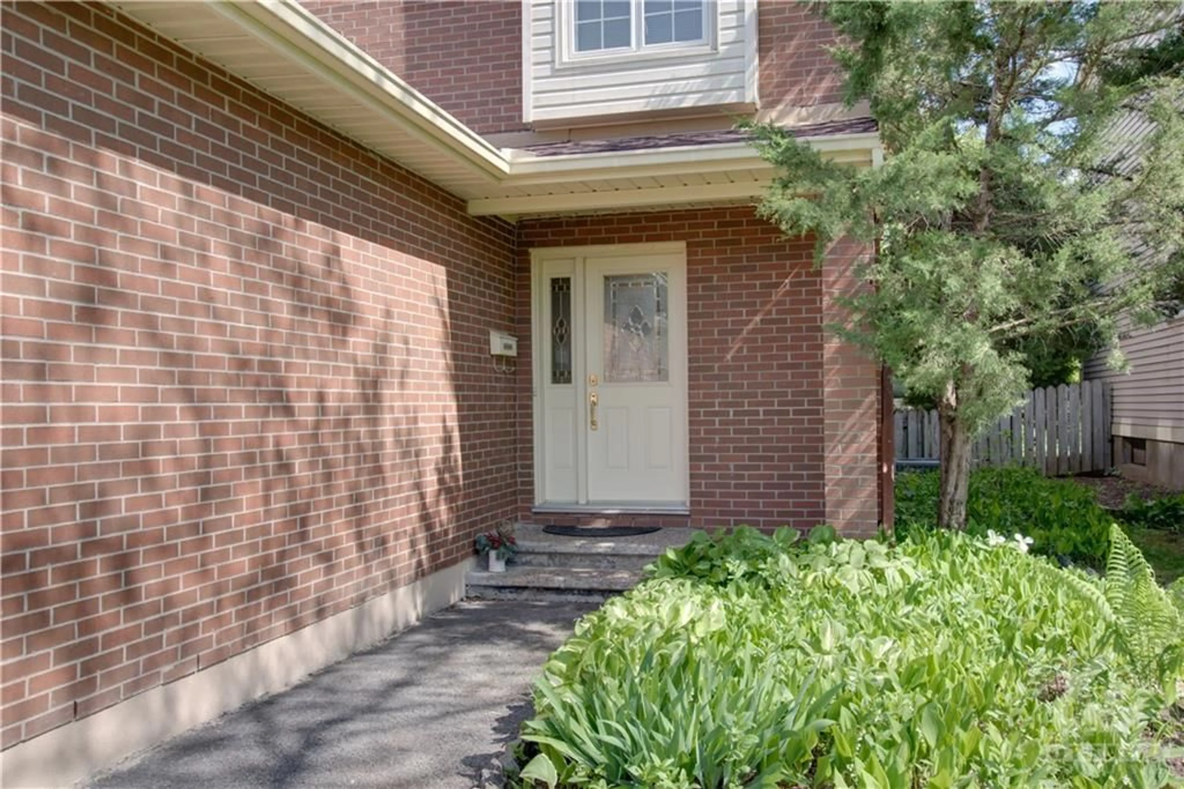 Home with brick exterior material for 6078 RIVERCREST Dr, Ottawa Ontario K1C 5R2