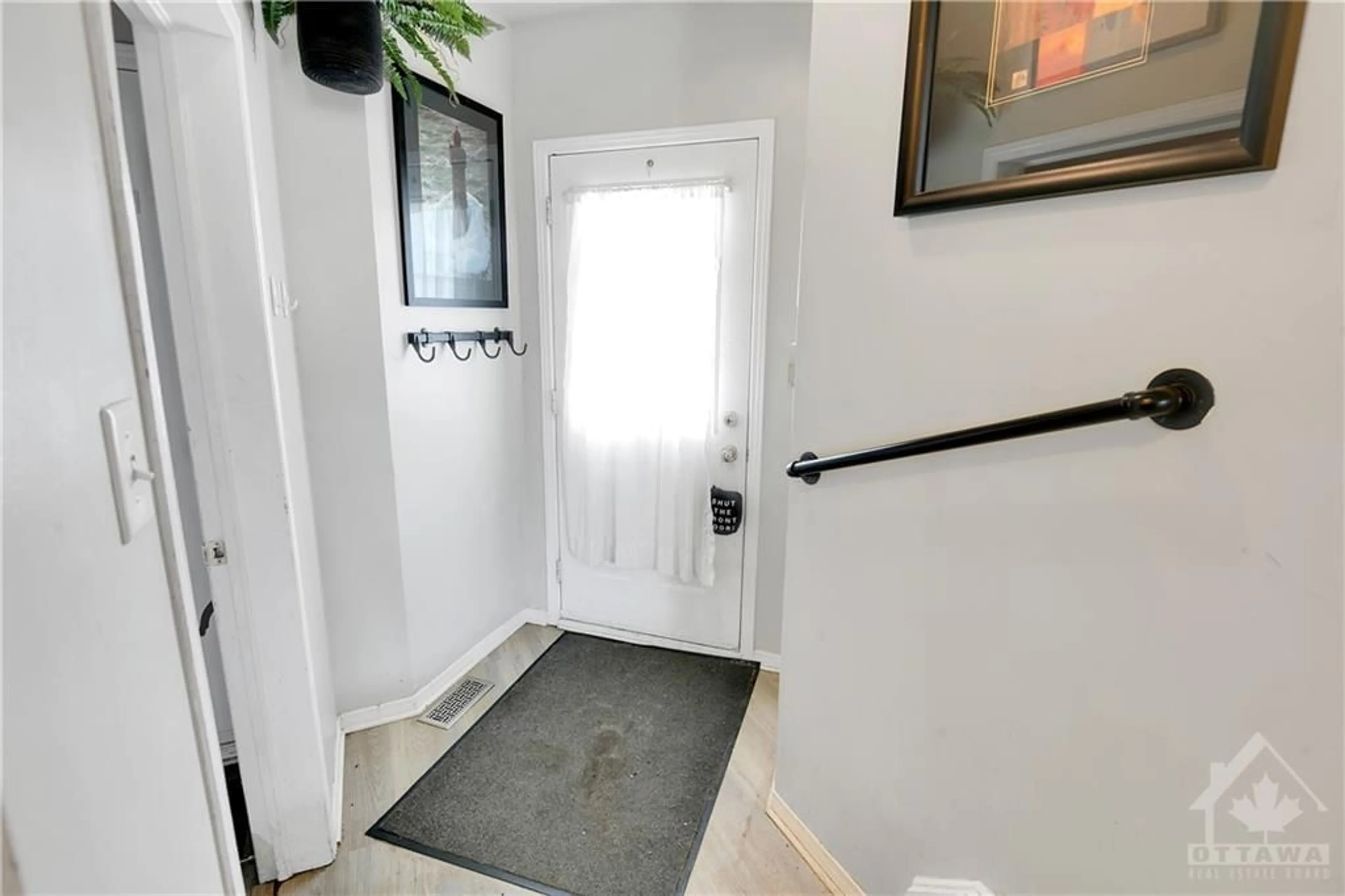 Indoor entryway for 25 BOREALIS Cres, Ottawa Ontario K1K 4T4