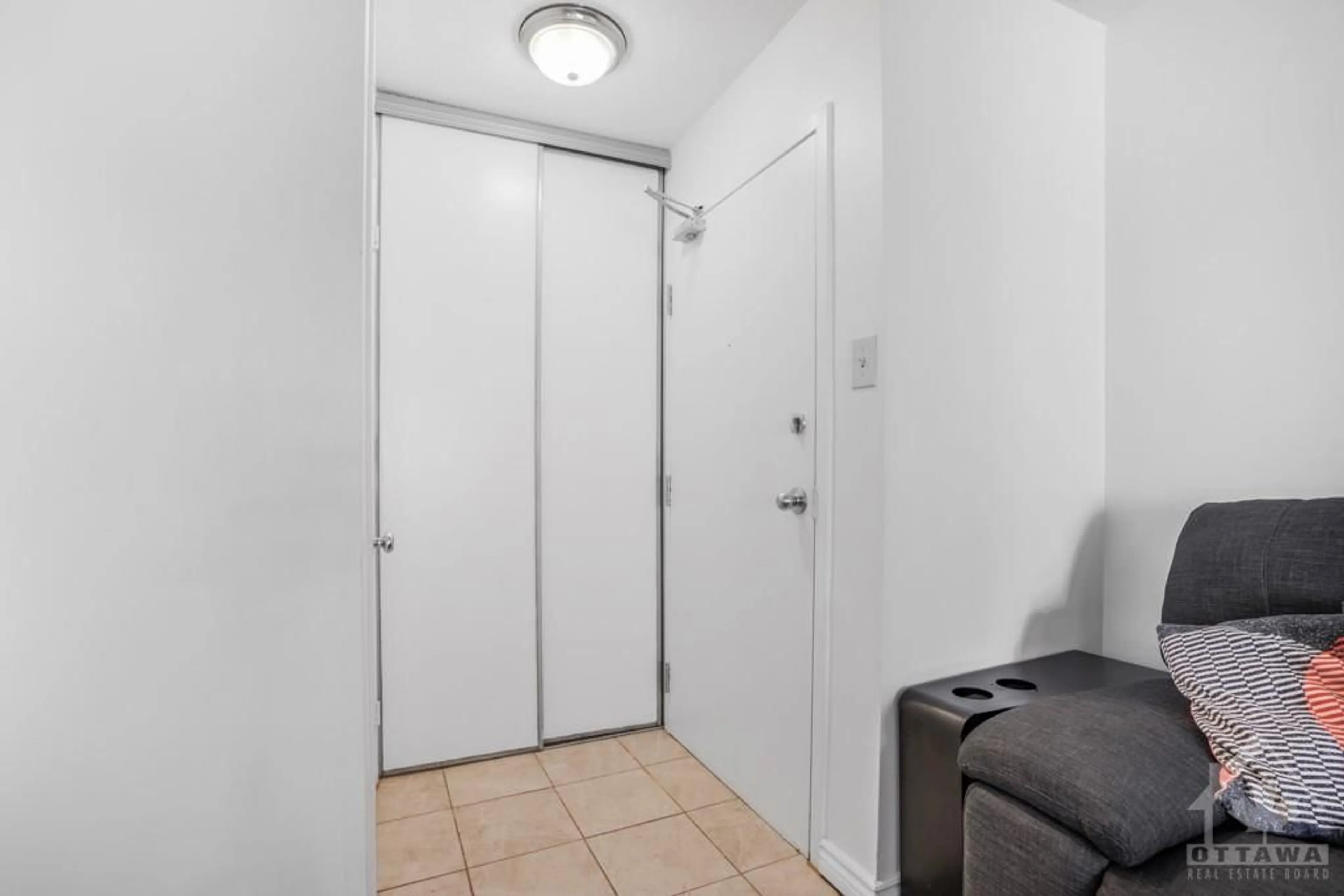Indoor entryway for 270 BRITTANY Dr #203, Ottawa Ontario K1K 4M3