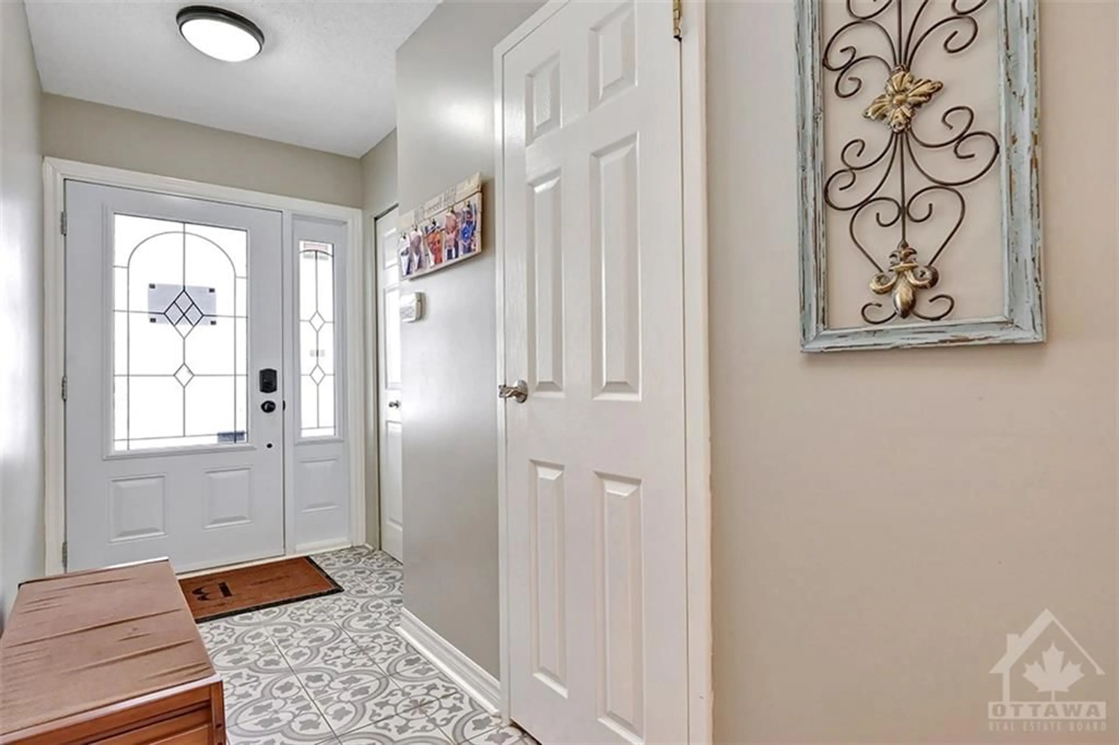 Indoor entryway for 3426 UPLANDS Dr, Ottawa Ontario K1V 9M3