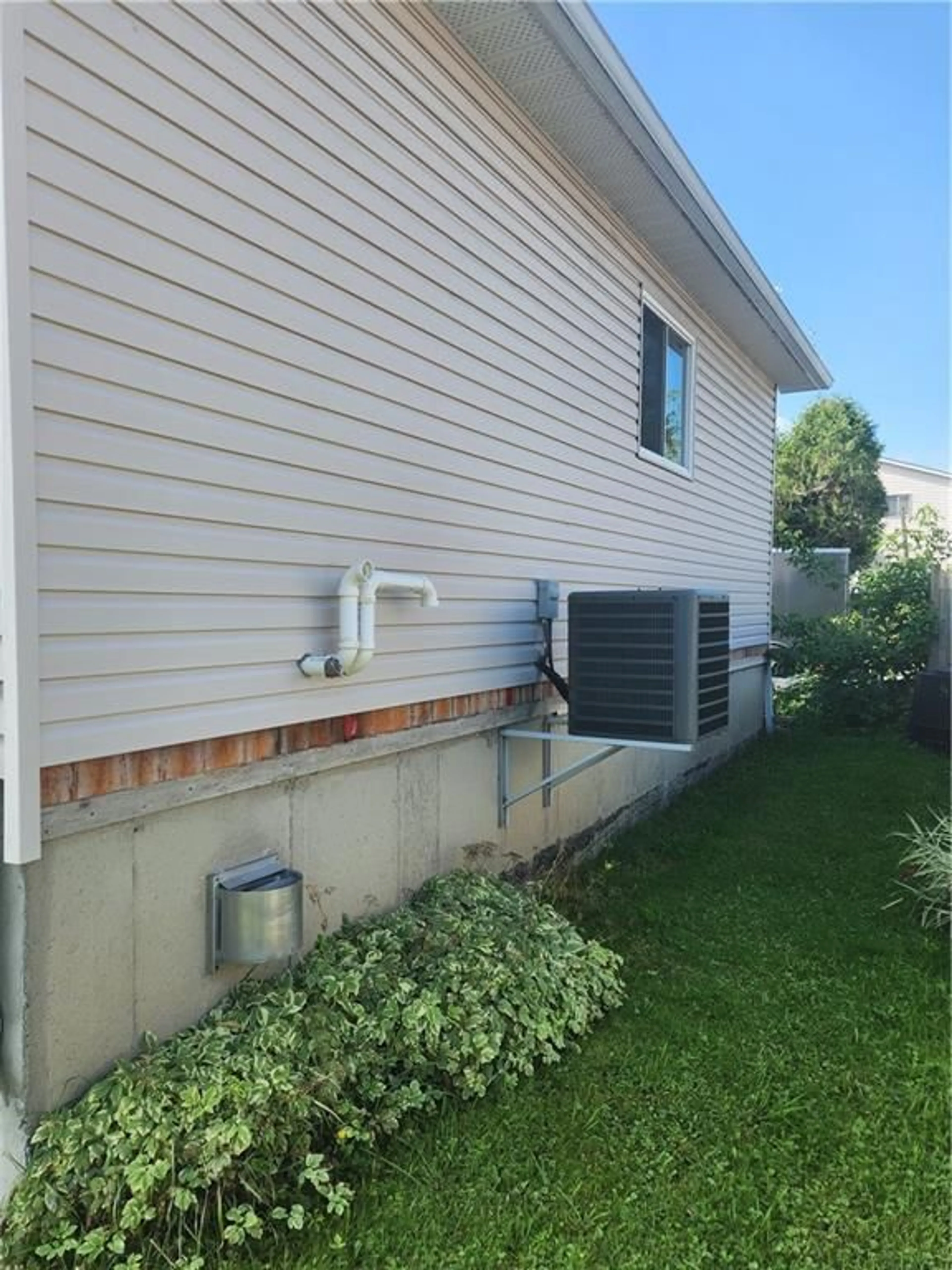 A pic from exterior of the house or condo for 1418 CUMBERLAND St, Cornwall Ontario K6J 4K7