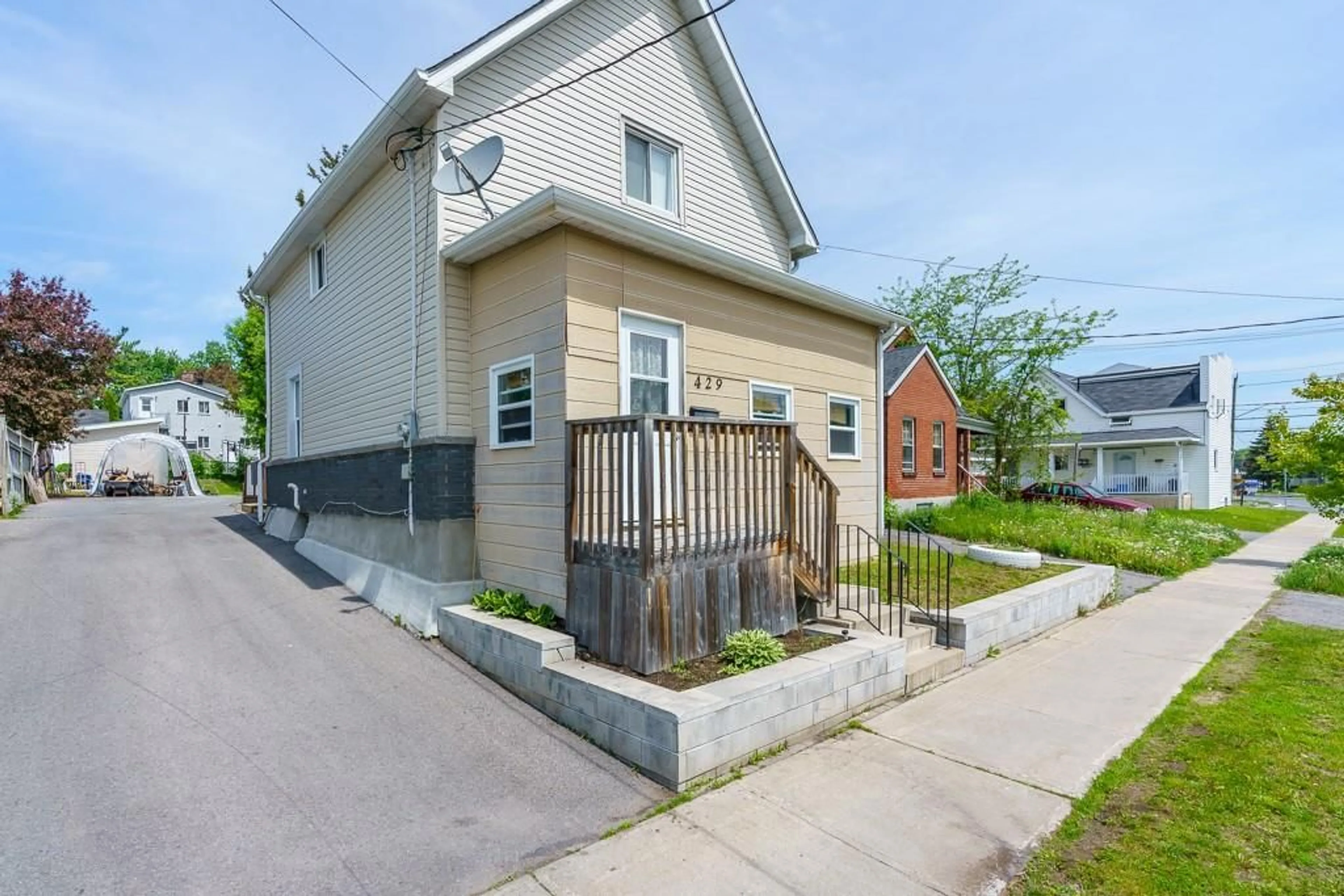 Frontside or backside of a home for 429 FIFTH St, Cornwall Ontario K6H 2M4
