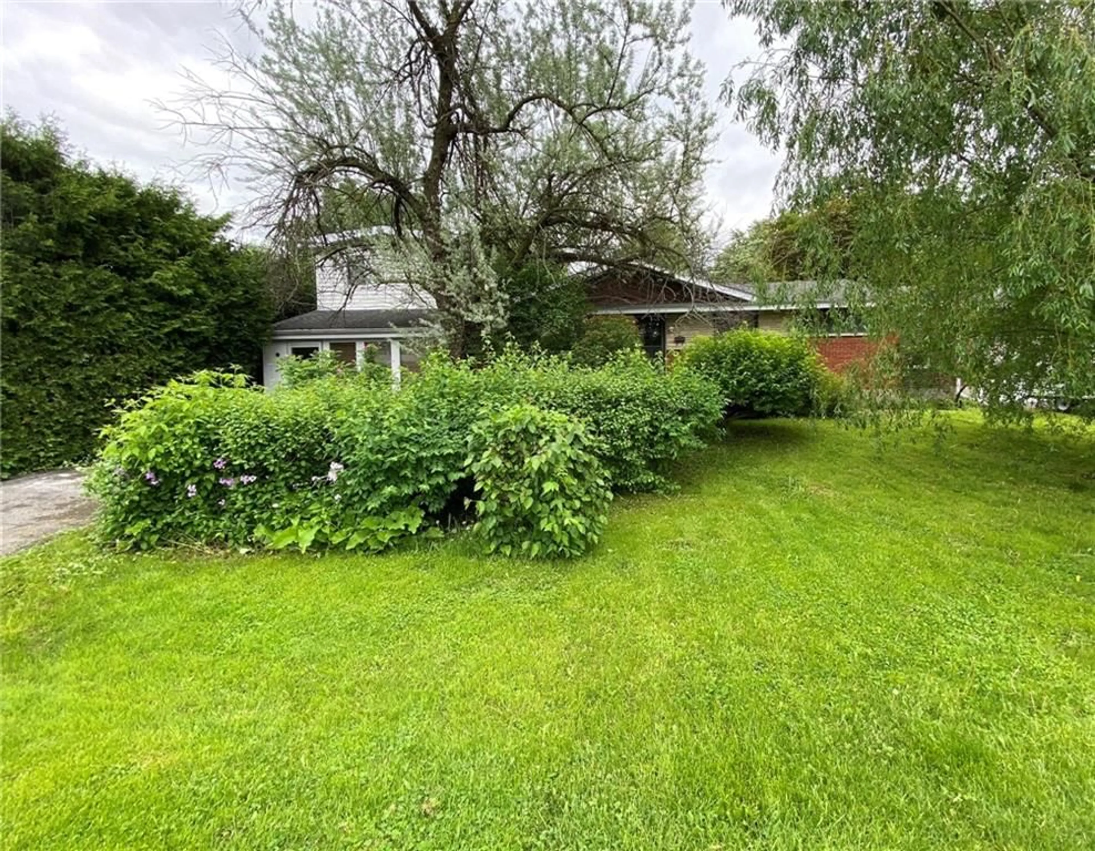 Fenced yard for 6 HILLVIEW Rd, Ottawa Ontario K2H 5G5