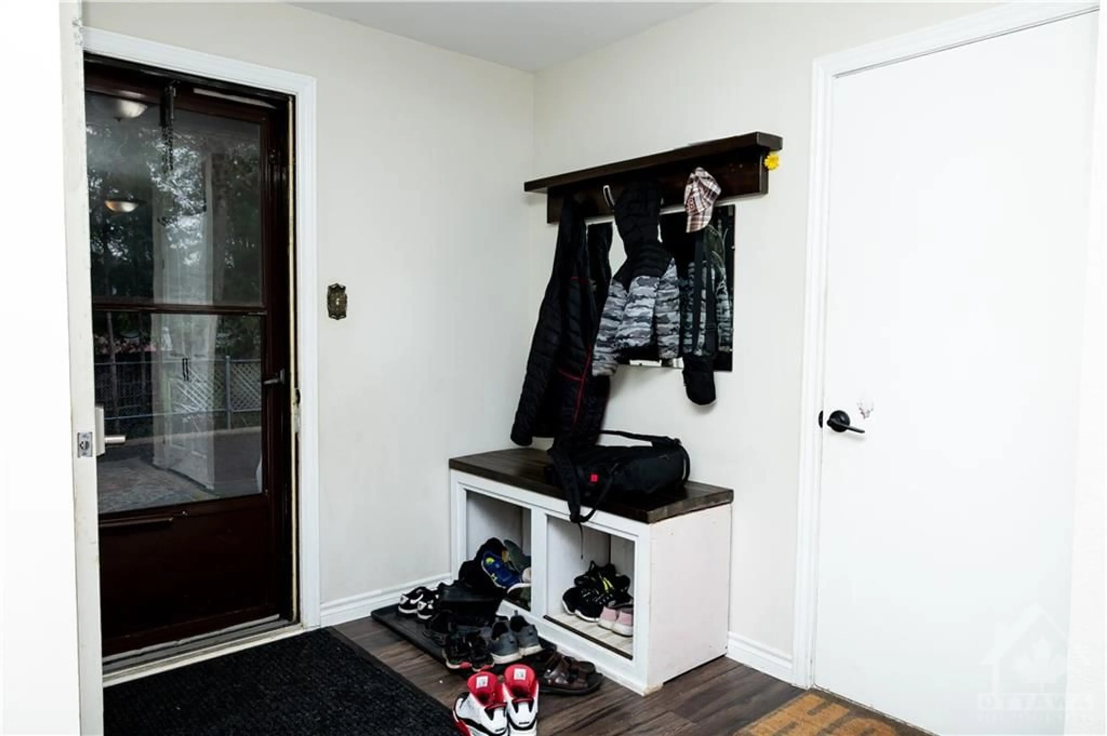 Indoor entryway for 24 ARNOLD Dr #C, Ottawa Ontario K2H 6V9