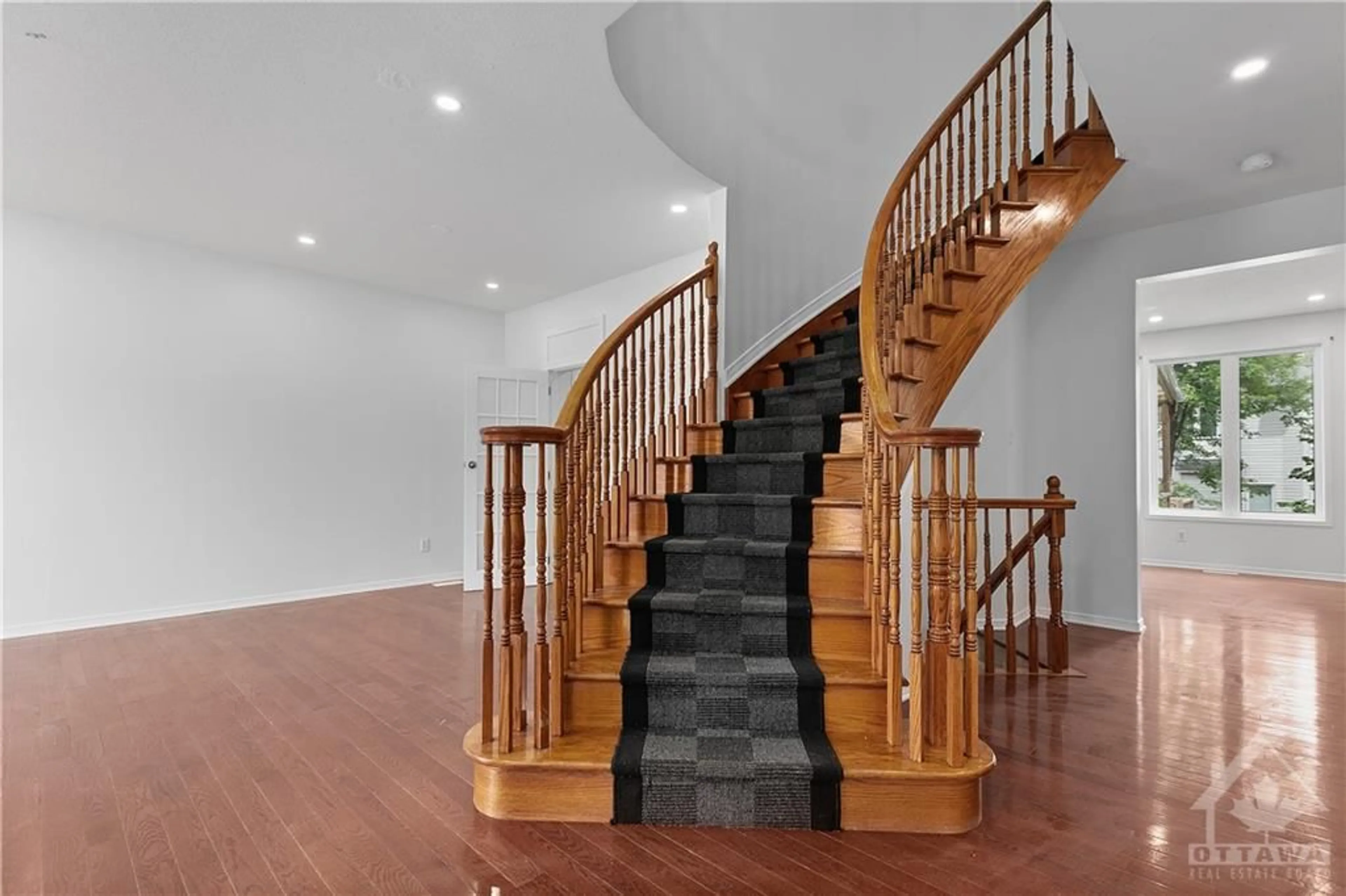 Stairs for 110 HOLLOWBROOK Dr, Ottawa Ontario K2J 5N8