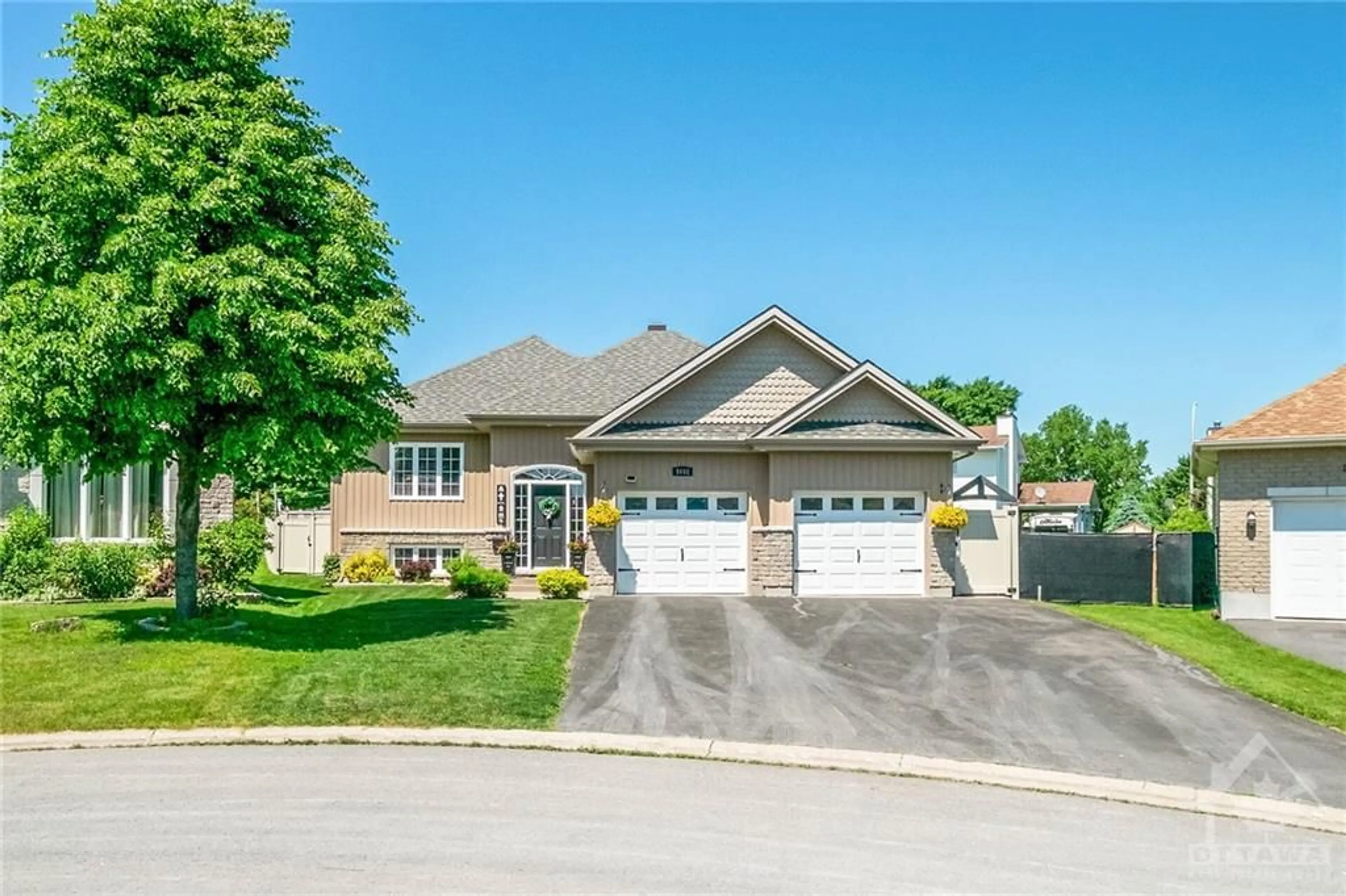 Frontside or backside of a home, cottage for 1612 SEBASTIEN Cir, Rockland Ontario K4K 1V9