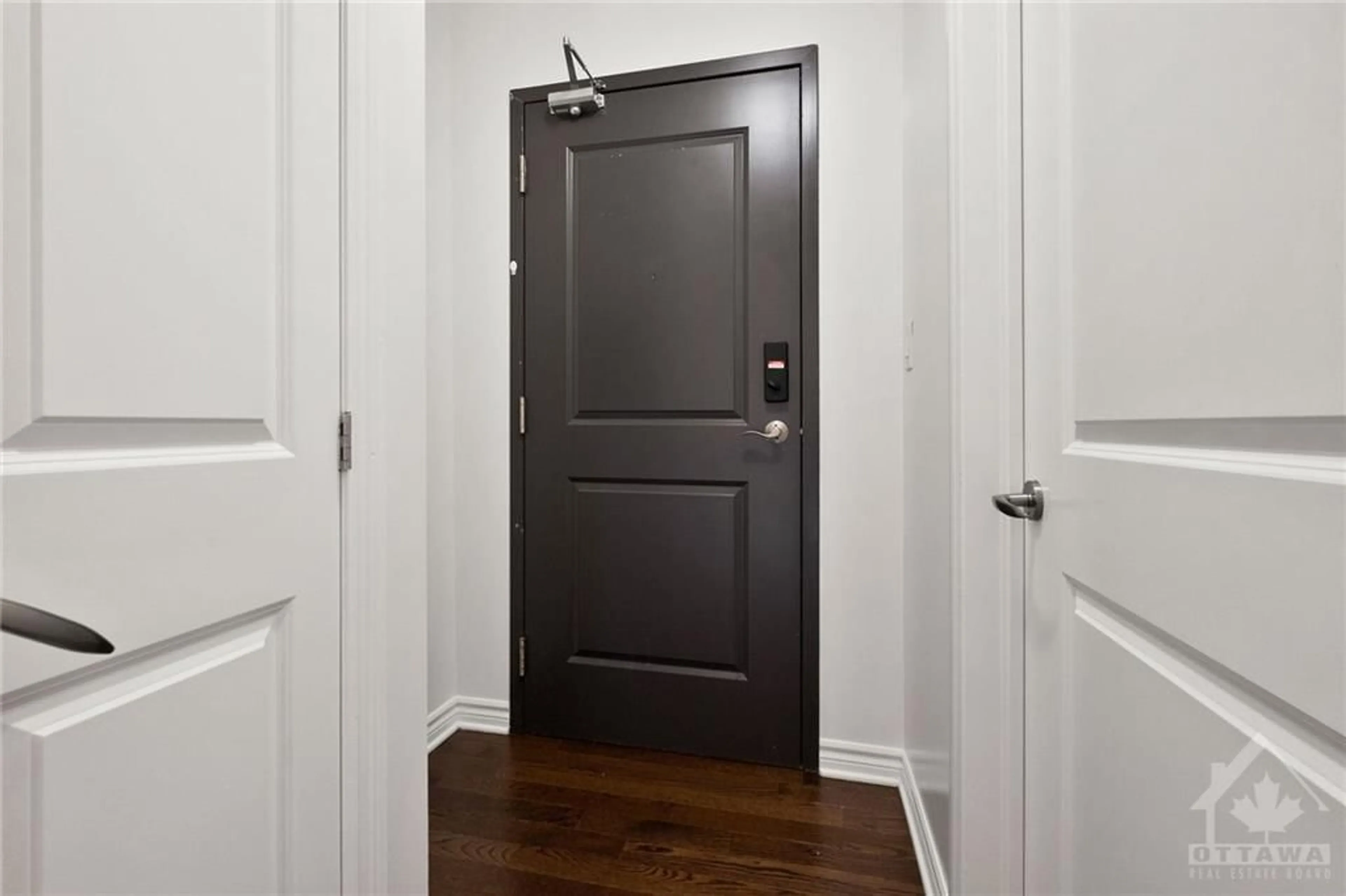 Indoor entryway for 429 KENT St #205, Ottawa Ontario K2P 1B5