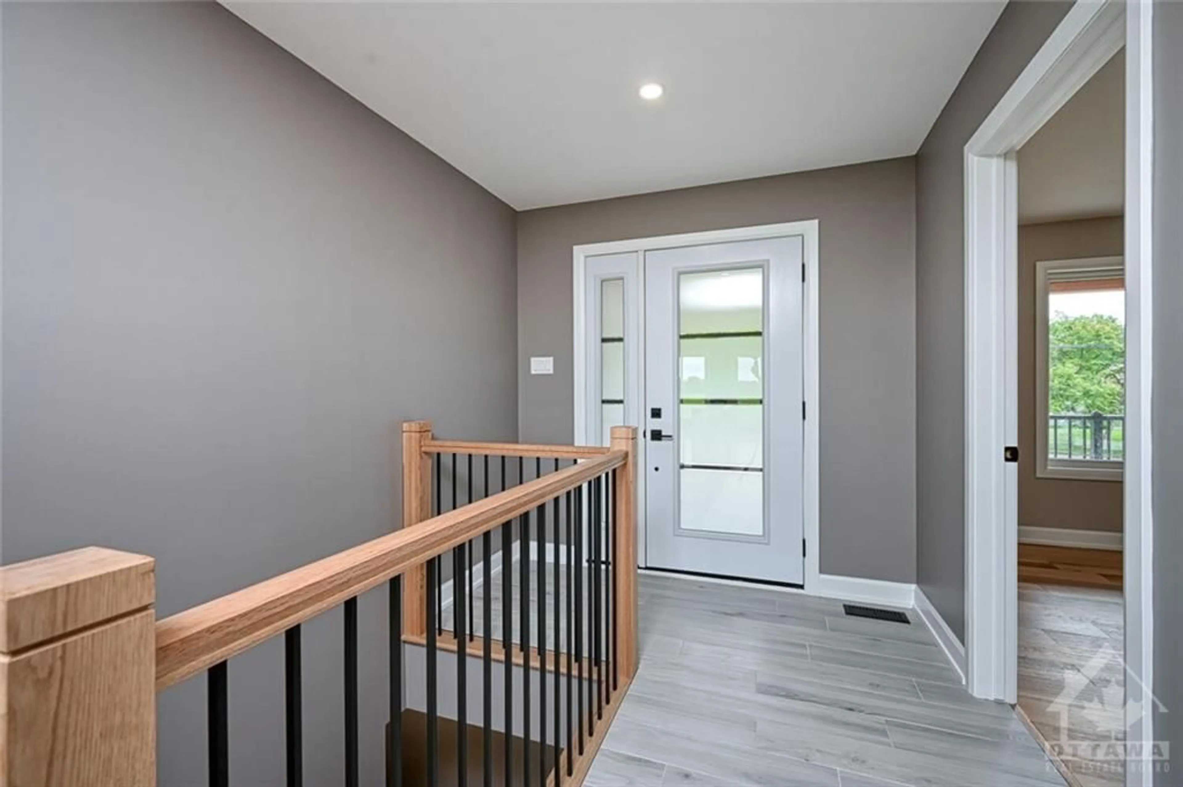 Indoor entryway, wood floors for 8281 VICTORIA St, Metcalfe Ontario K0A 2P0