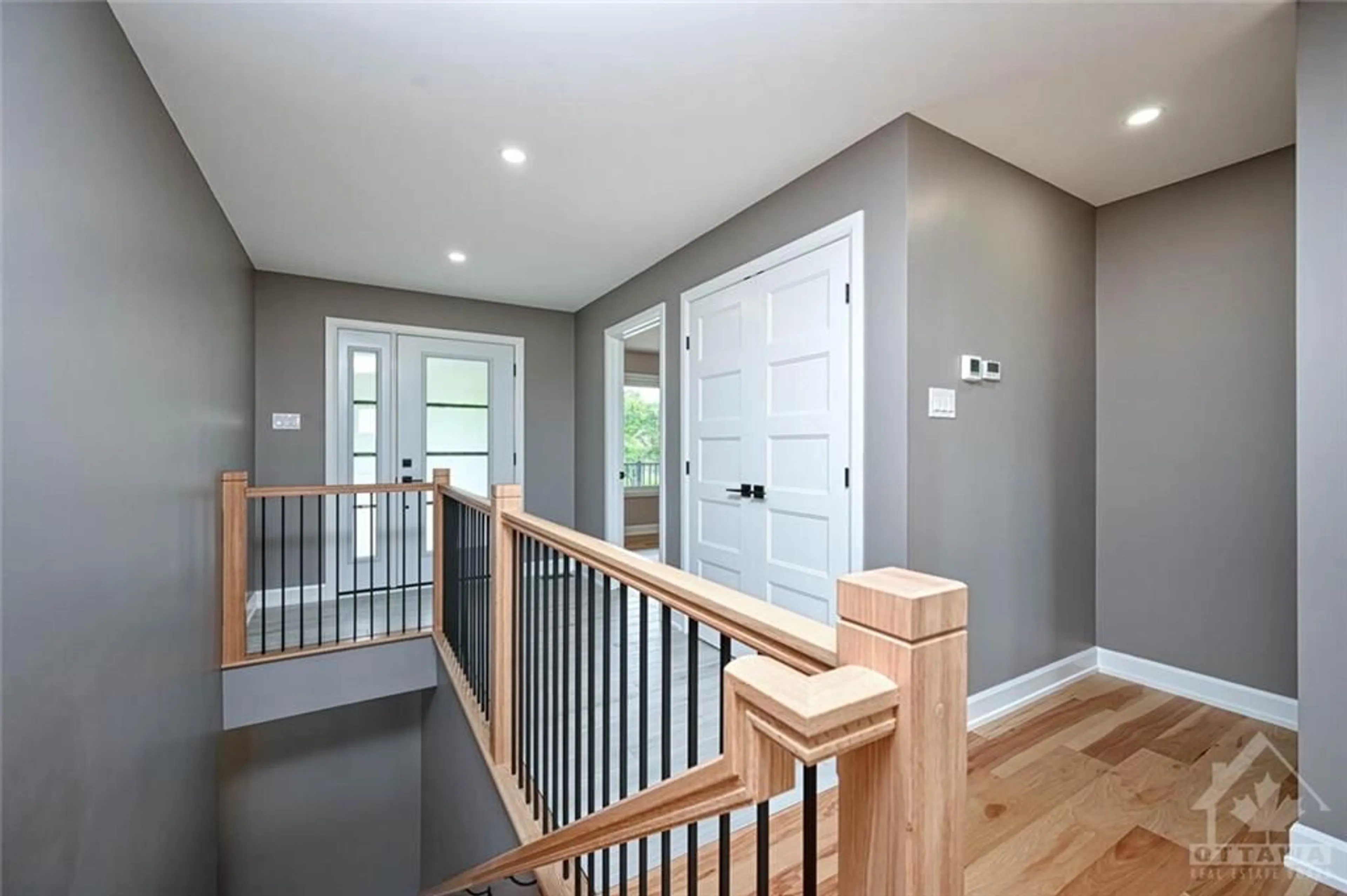 Indoor entryway, wood floors for 8281 VICTORIA St, Metcalfe Ontario K0A 2P0