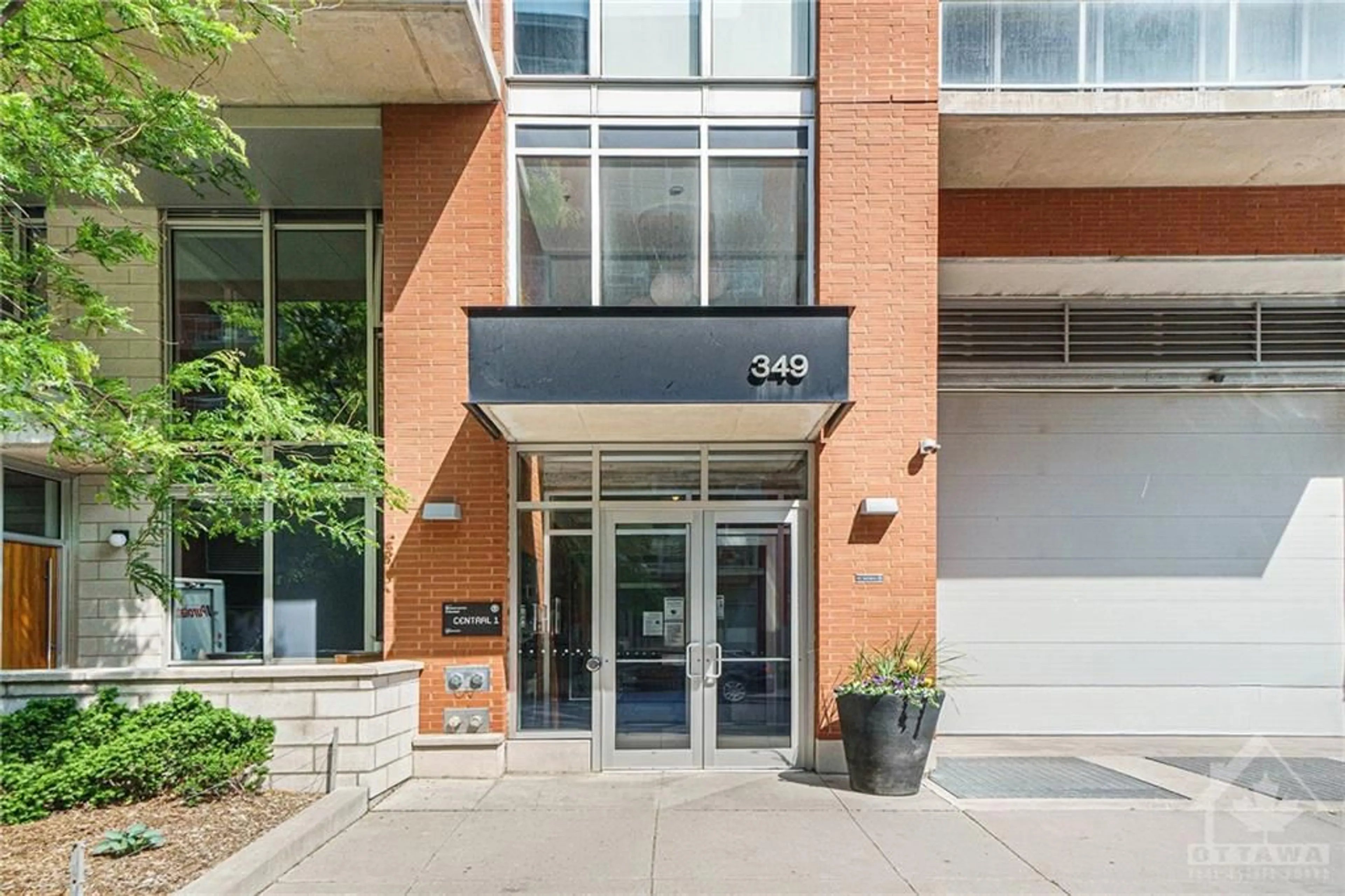 Indoor foyer for 354 GLADSTONE Ave #516, Ottawa Ontario K2P 0R4