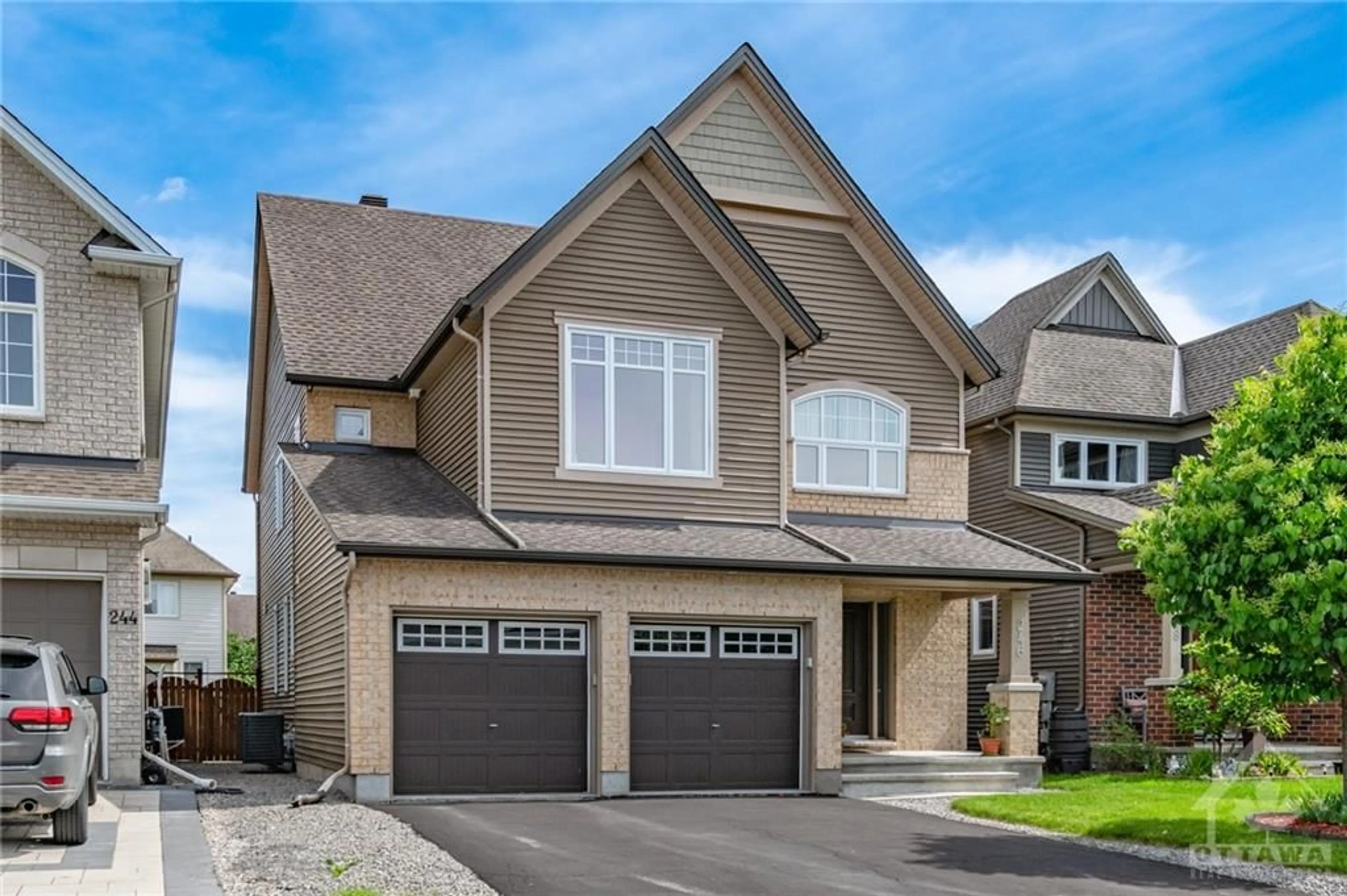 Frontside or backside of a home for 246 GRACEWOOD Cres, Ottawa Ontario K1T 0J1