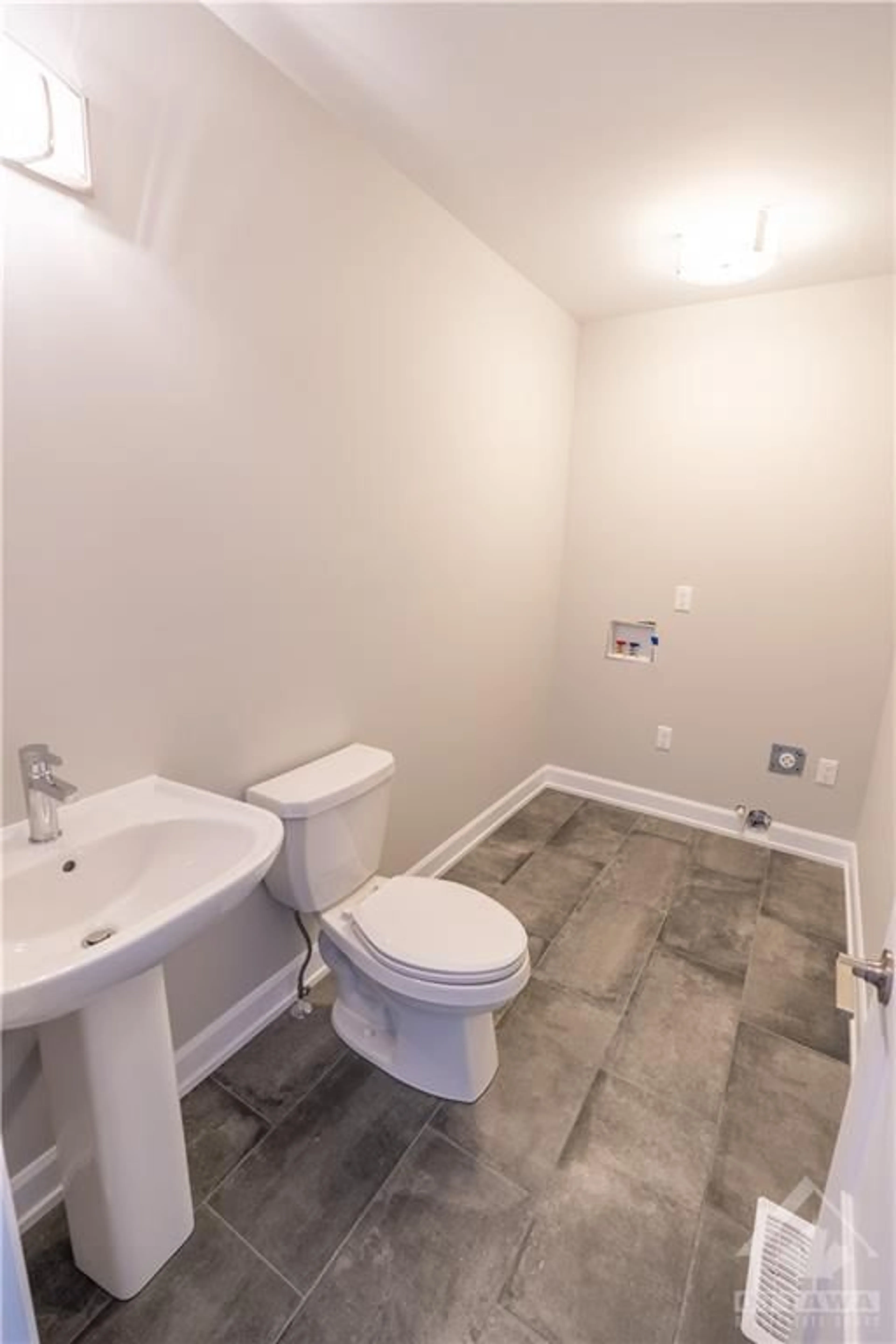 Standard bathroom for 1400 CAROLINE Crt, Cornwall Ontario K6H 0C5