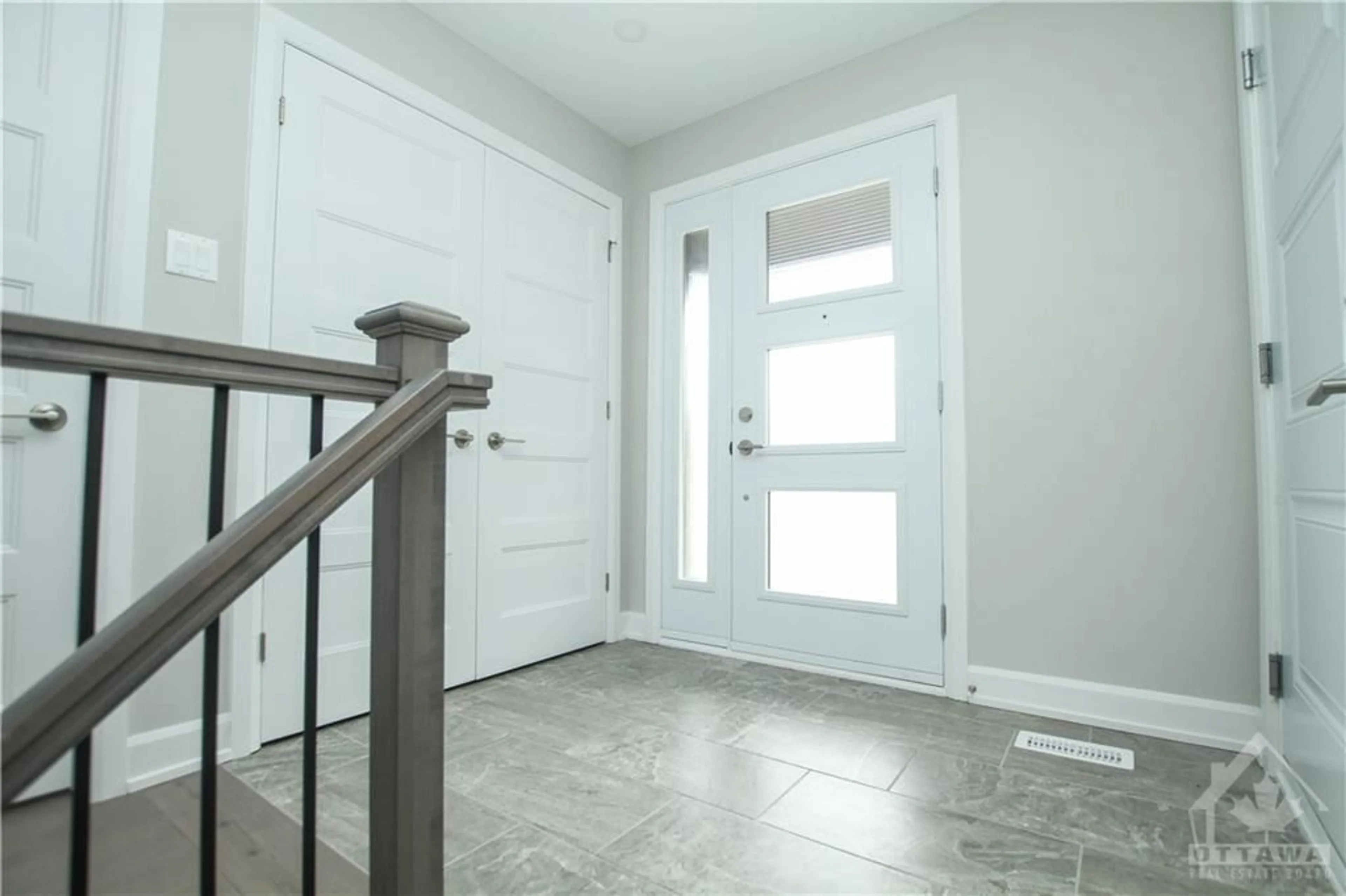 Indoor entryway for 1401 CAROLINE Crt, Cornwall Ontario K6H 0C5