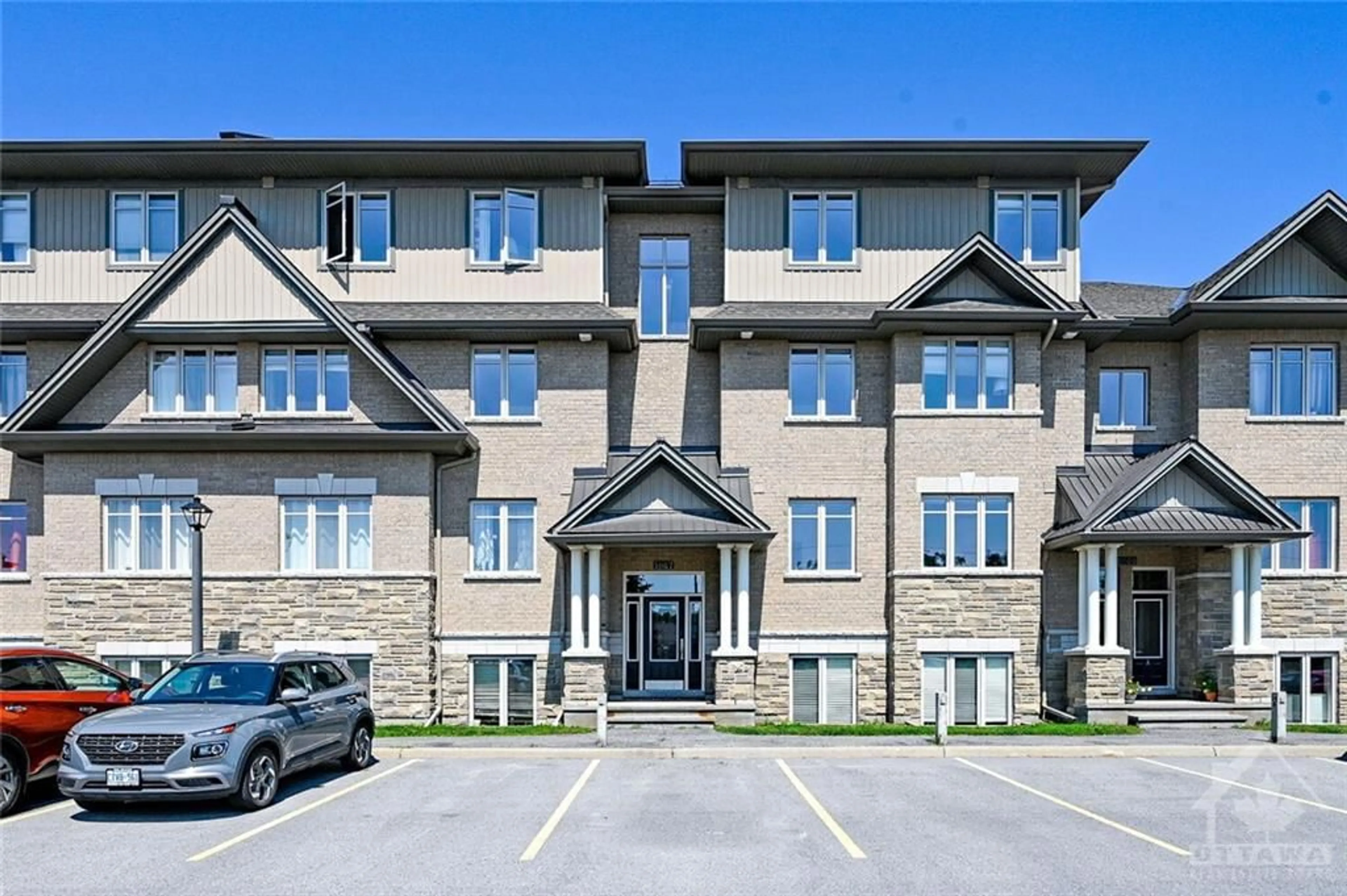 A pic from exterior of the house or condo for 1067 BERYL Pvt #E, Ottawa Ontario K1V 2M4