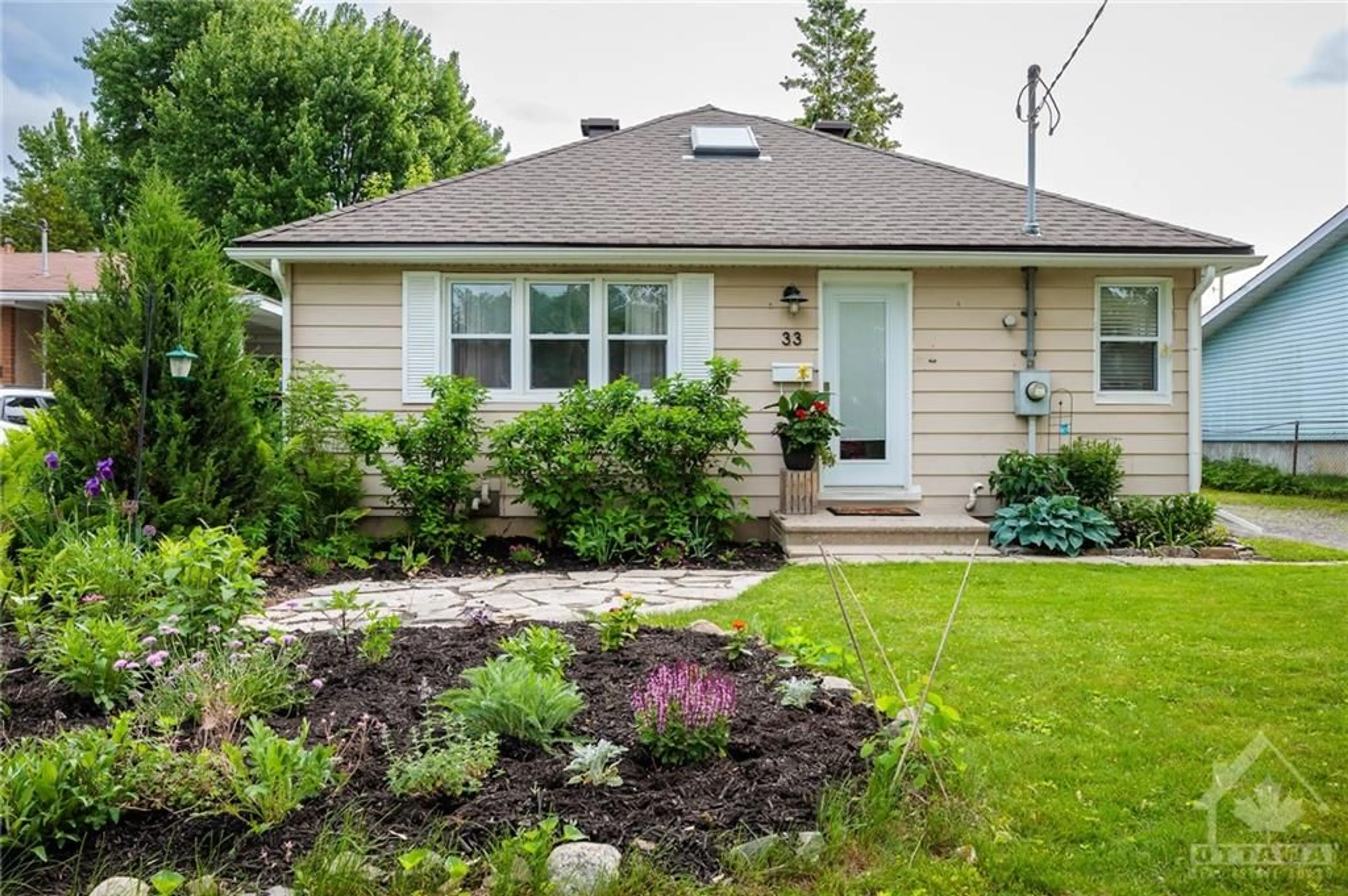 Cottage for 33 WYLIE Ave, Ottawa Ontario K2B 6M3
