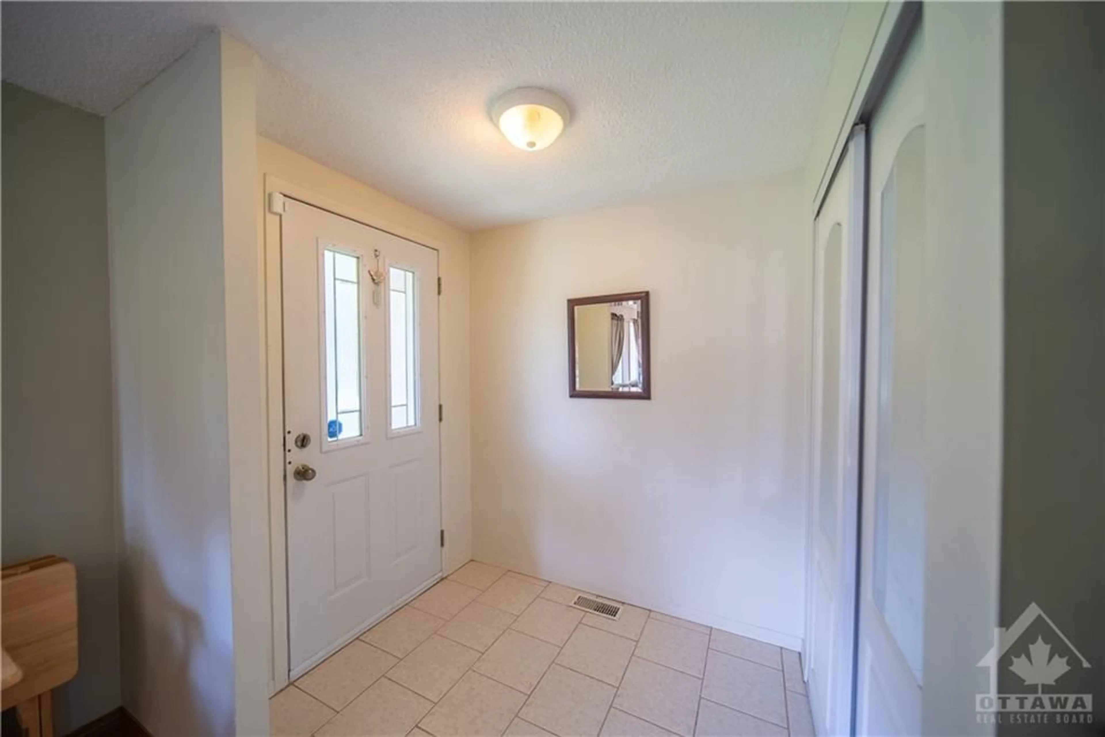 Indoor entryway for 1475 CALYPSO St, Limoges Ontario K0A 2M0